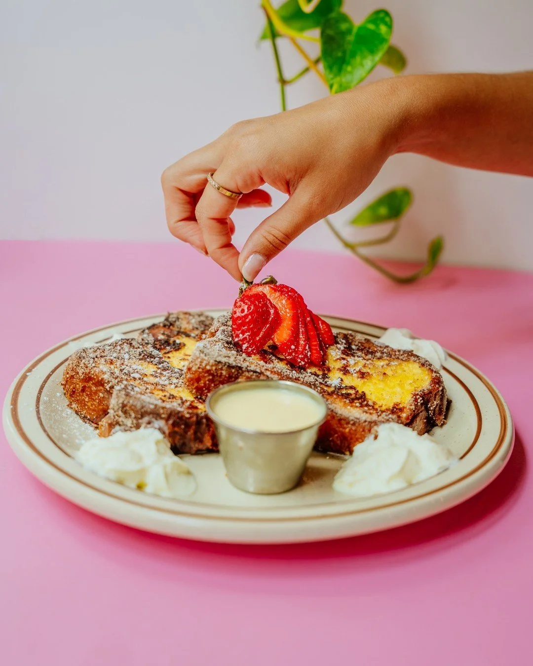 Rien de plus r&eacute;confortant que notre pain dor&eacute; bien garni.🍓