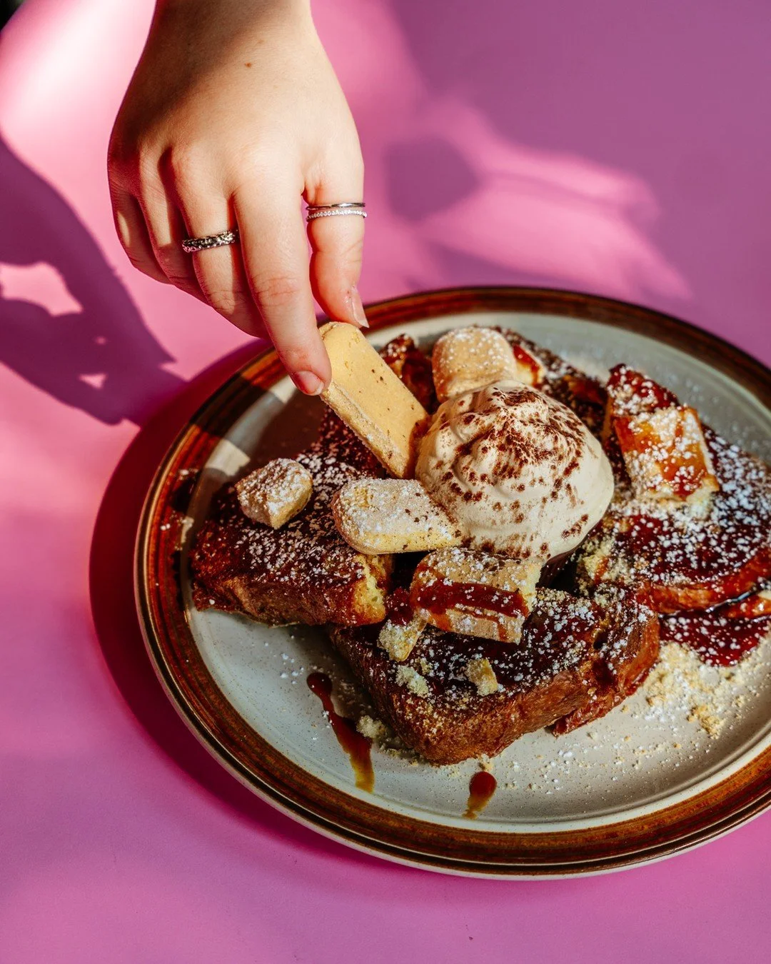 SP&Eacute;CIAL DU MOIS ☕

Pain dor&eacute; al-Tiramisu : cr&egrave;me de cacao, sauce caf&eacute; sucr&eacute;e et biscuits.😋