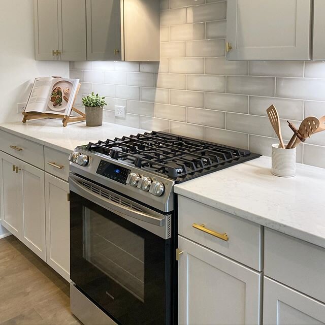 You&rsquo;ll love this #kitchen in our Berkeley #newhome 🥄 Custom tile #backsplash with stainless gas range, #quartz countertops and gorgeous finishes overlooking French courtyard doors to a new #outdoordining terrace and huge backyard. Visit our sa