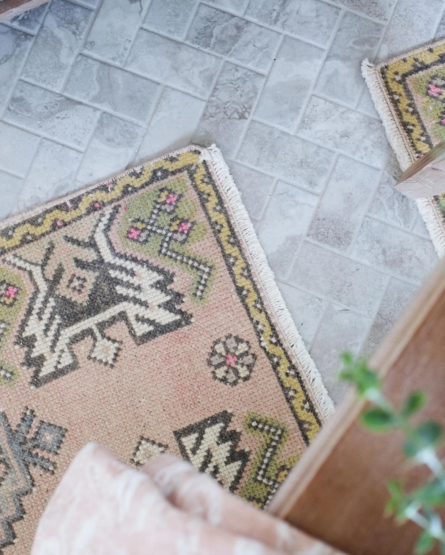 Product Post! 💫 
Dying to know what products I used in our newest bathroom renovation? Here's the scoop on everything I sourced for my client's new bathroom:
 
Wall Tile: Montauk 4x4 tile in Sand Dune @tilebar

Floor Tile: @daltile Archaia 2&quot; x