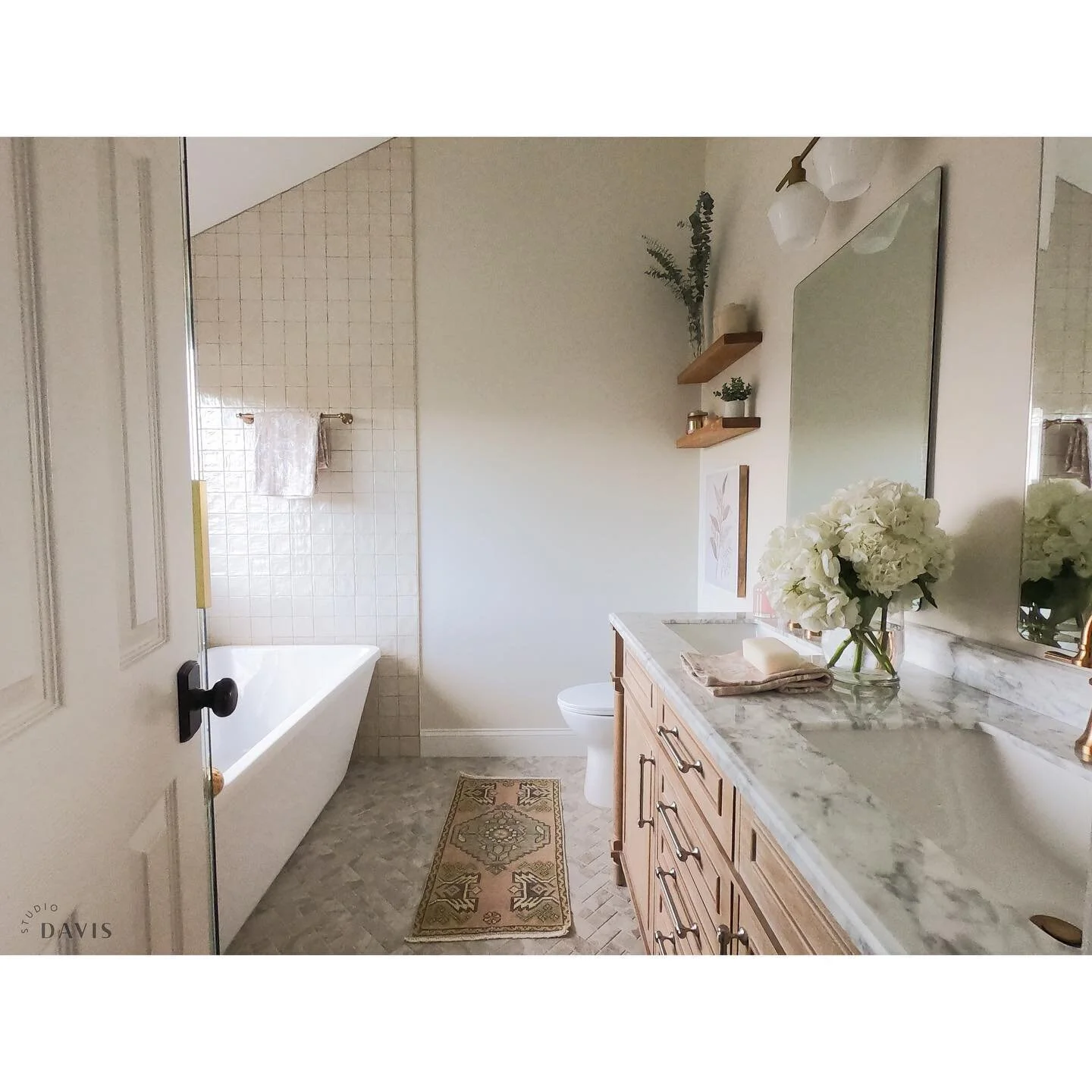 It is my distinct pleasure to finally reveal my client&rsquo;s brand new bathroom! Her vision was something relaxed, feminine and as lustrous as a pearl. Scroll through for a super satisfying before and after! 
.
.
.
#interiorlovers #designlovers #mo