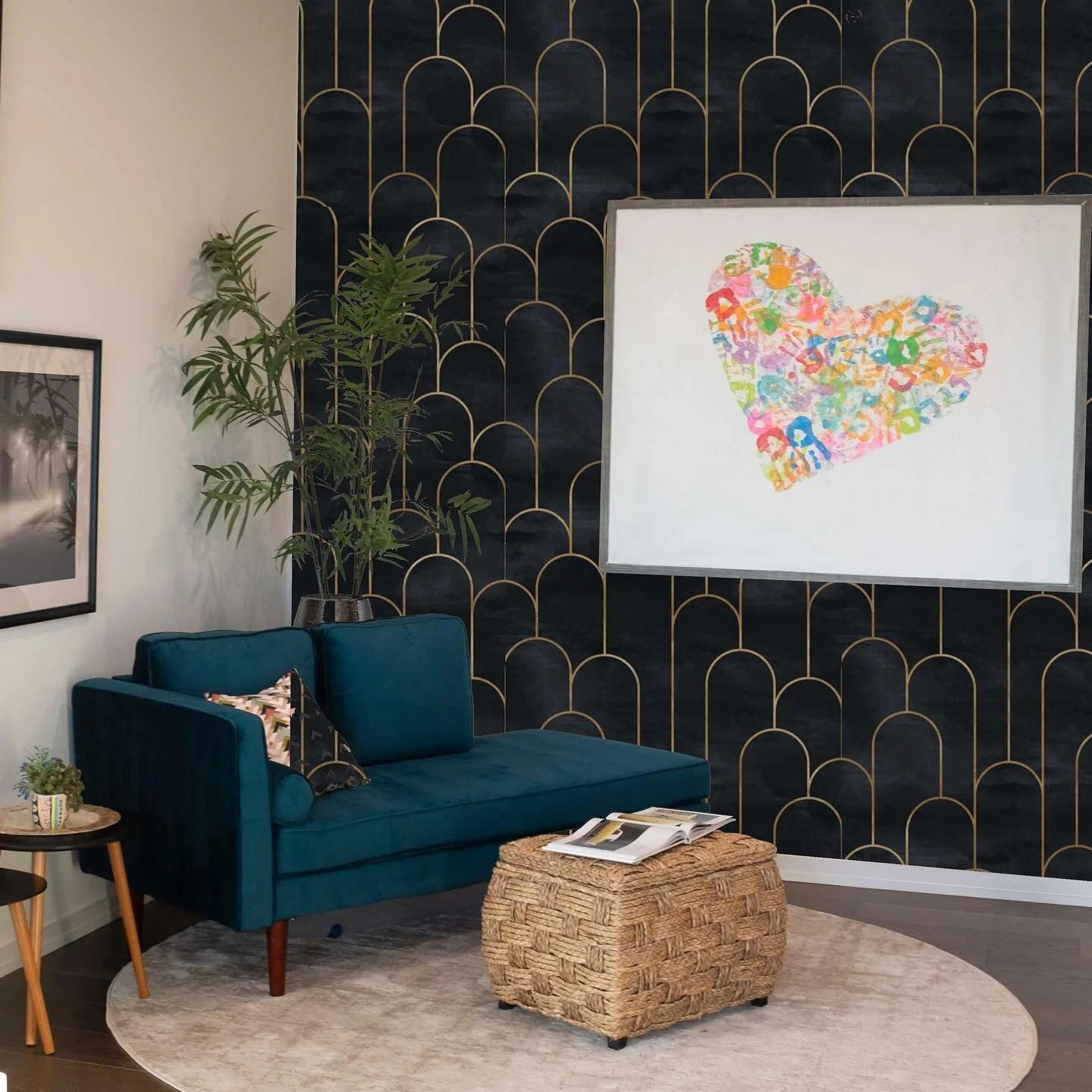 Who doesn&rsquo;t love an Art Deco statement wall? Especially when your grandkids help with the art 🤗

#artdecostyle

#interiorlovers #topstylefiles #smallspacesquad #myhome #designlovers #modernhome #nycinteriors #sfinteriors #dallasinteriors #inte