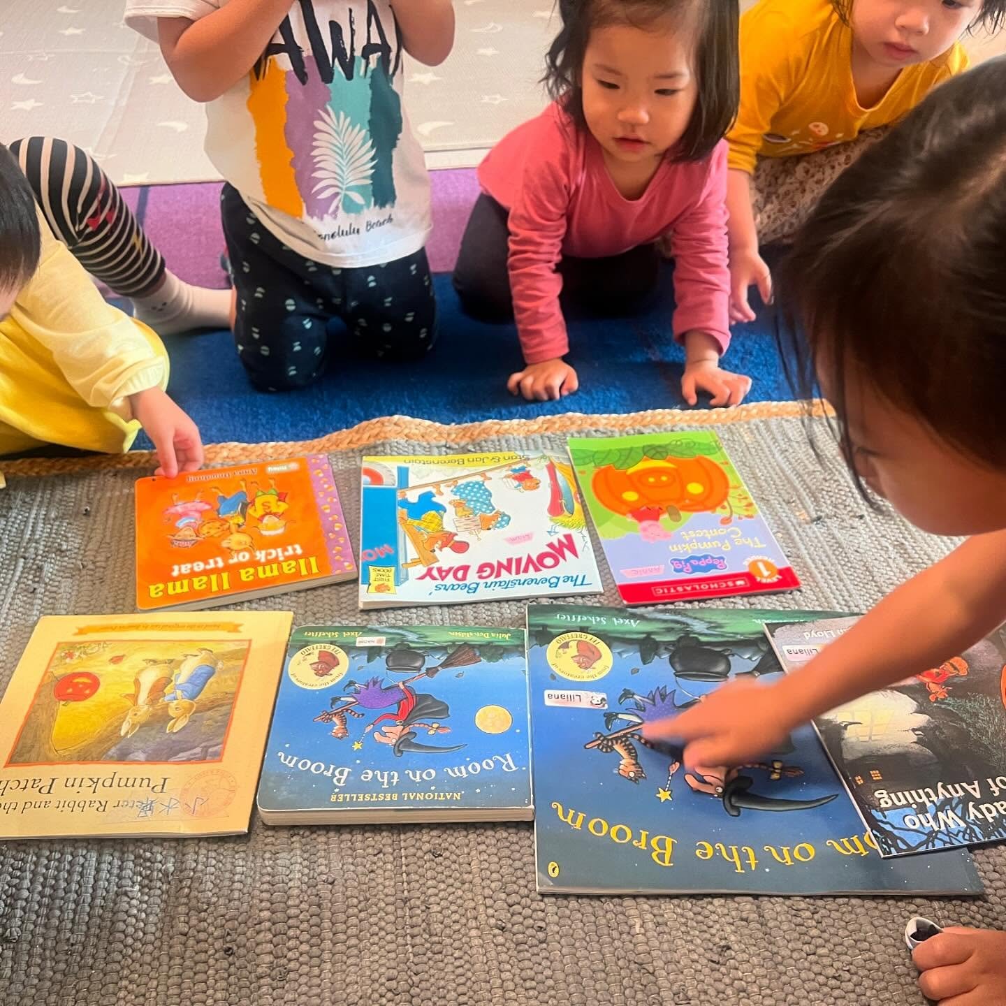 🎃✨ We&rsquo;re kicking off the spookiest month of the year with some seriously fun Halloween children books. Today, we read many exciting stories, and the highlight was definitely &ldquo;The Little Old Lady Who Was Not Afraid of Anything.&rdquo;
The