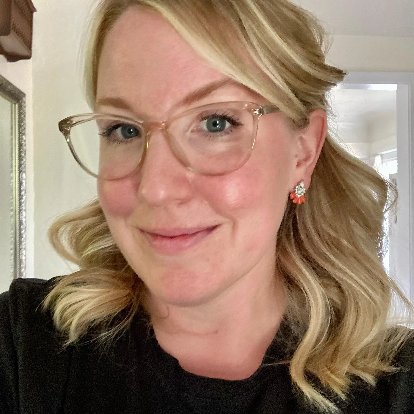 Got real obsessed with wearing &ldquo;my&rdquo; seasonal colours again (thanks @ehalma and @createdcolorful !!!!!) and I literally gasped at how blue my eyes are beside these tomatoey-orange/red earrings I love. Colour theory ftw!