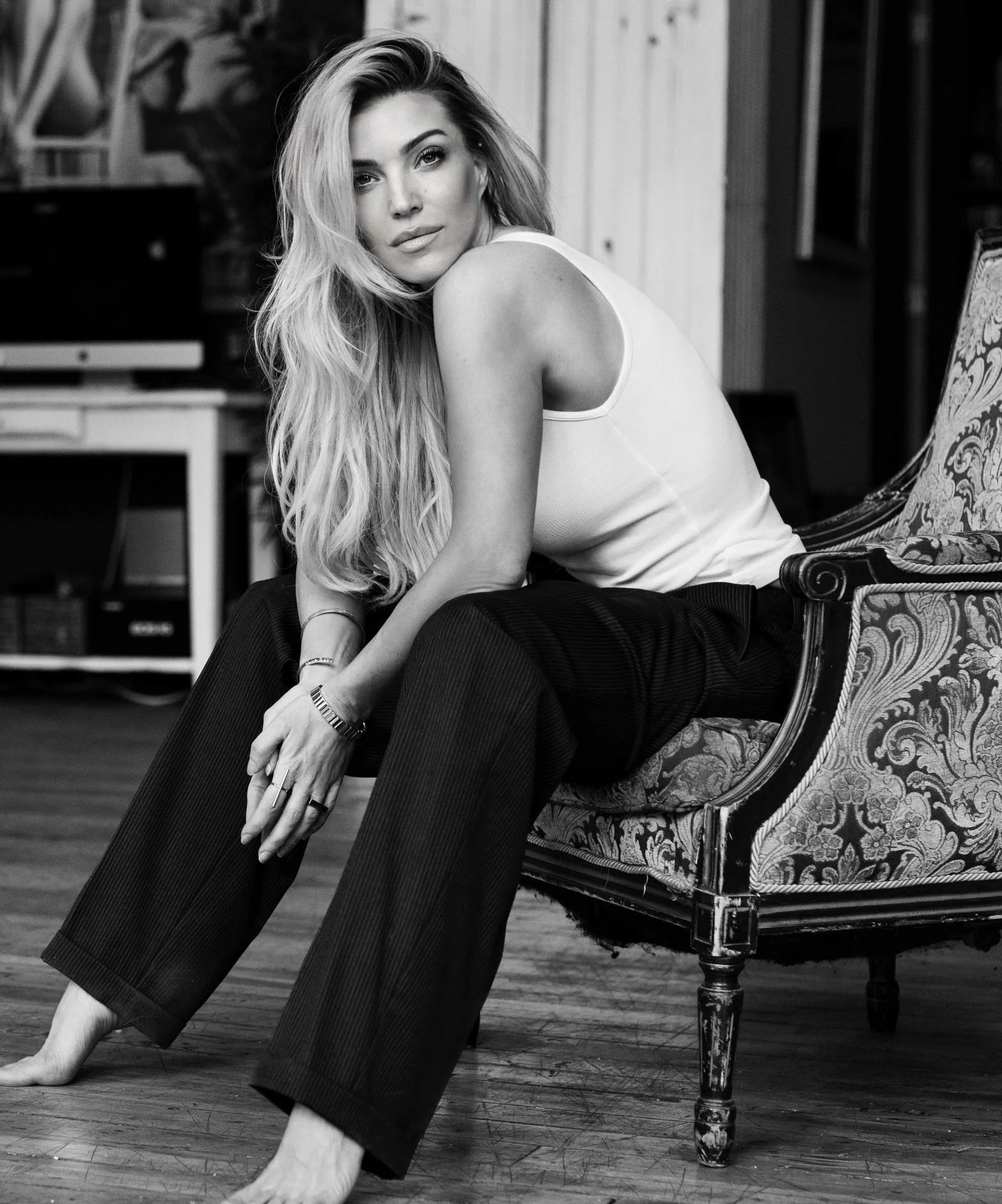 The people who age best do less, but do it well.
They&rsquo;re not chasing every new product or treatment. They&rsquo;re not reacting to every change in their face.
They understand what actually makes a difference.
Skin quality. Structure. Consistenc