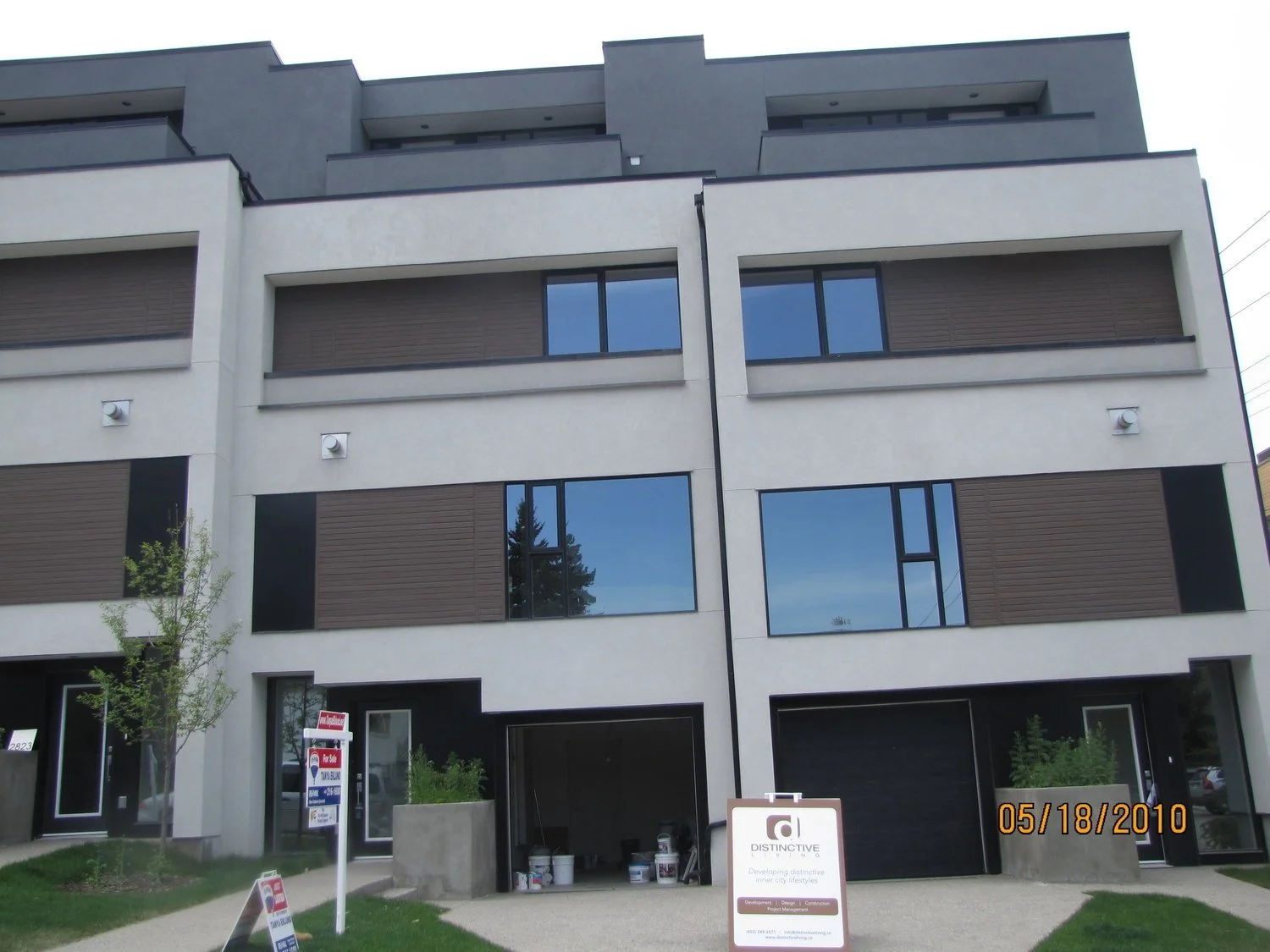 three story town homes in sw calgary with stucco three tones finish uruk stucco ltd