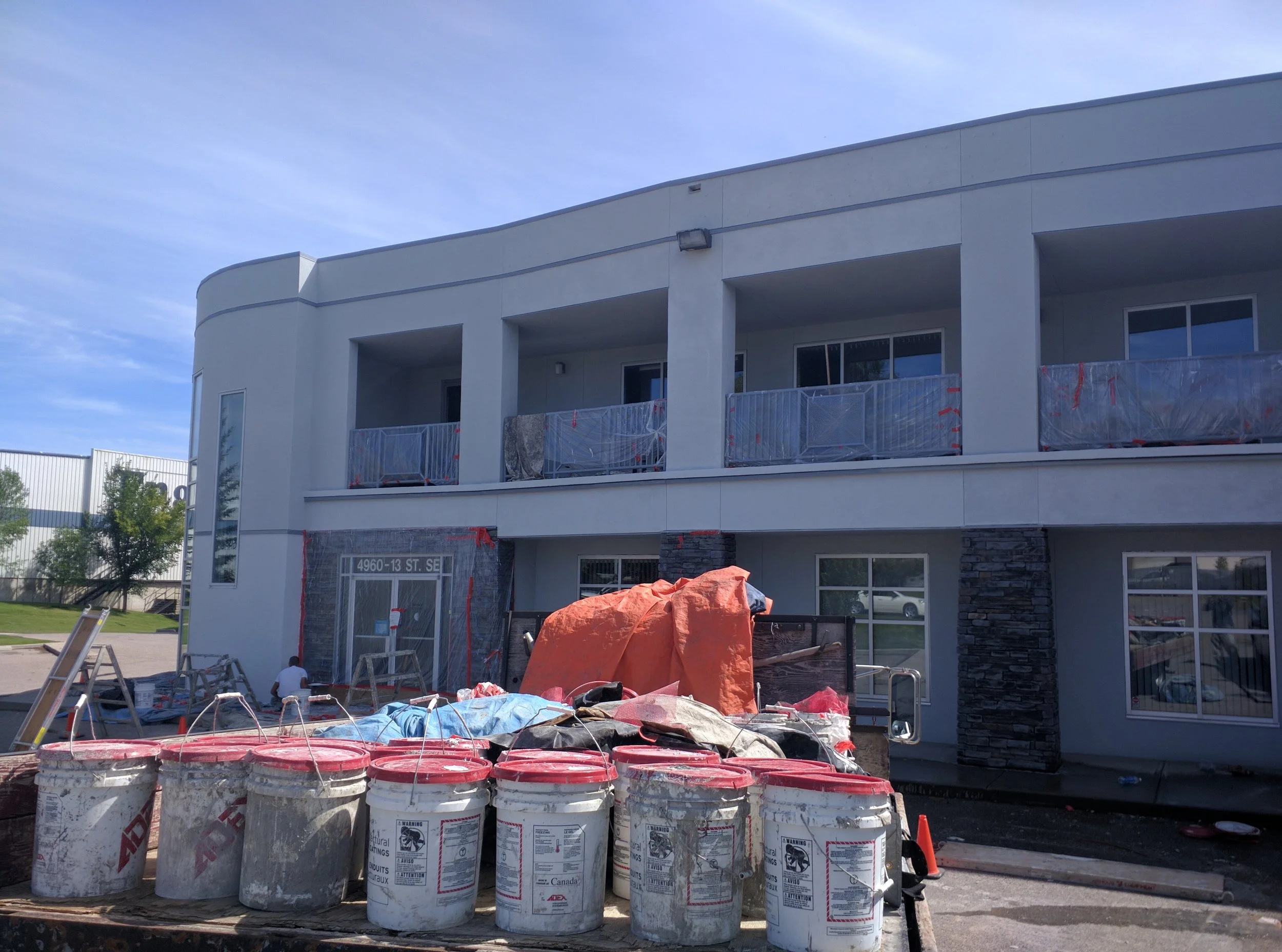 white acrylic stucco on commercial building in south east calgary