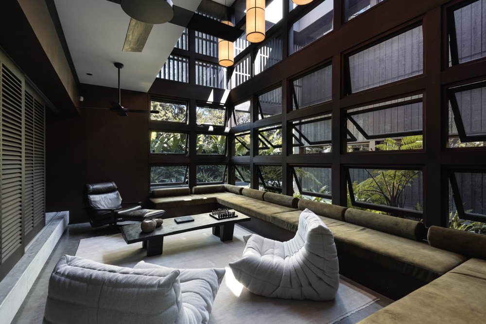 The design of the Little Cove home is centred around the idea that how a home can make you feel is just as important as how it looks. While on a prominent corner this home is intended to ‘disappear’ from the streetscape by use of dark tones and de