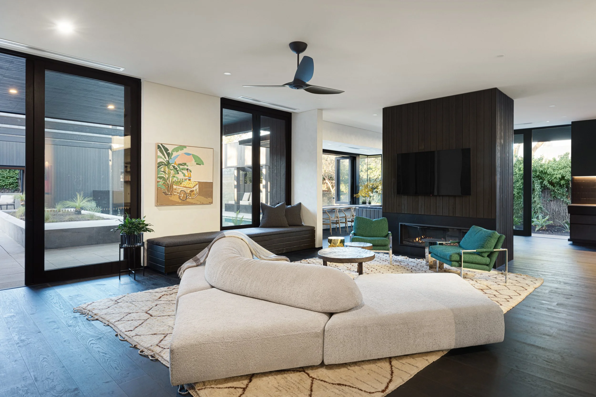 At the centre of the main home, a conversation lounge invites reflection, reading, and meaningful exchange. The dining area, overlooking the landscape, evokes the atmosphere of a favourite café.  This home was ultimately designed as a vessel for mem