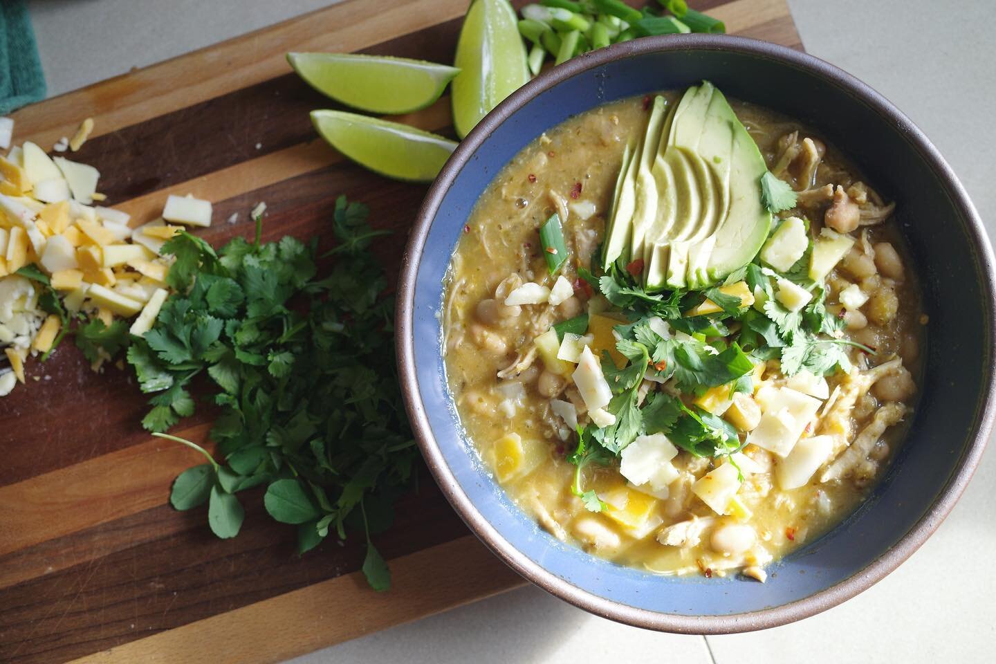 I used my blue pot (yesterdays post) to make this delicious bowl of soup.
&bull;
My dad cooks many amazing things, and his White Bean Chicken Chili is at the top of @corbinbrands favorites list. So here we were, snowstorm in March = WBCC for dinner.
