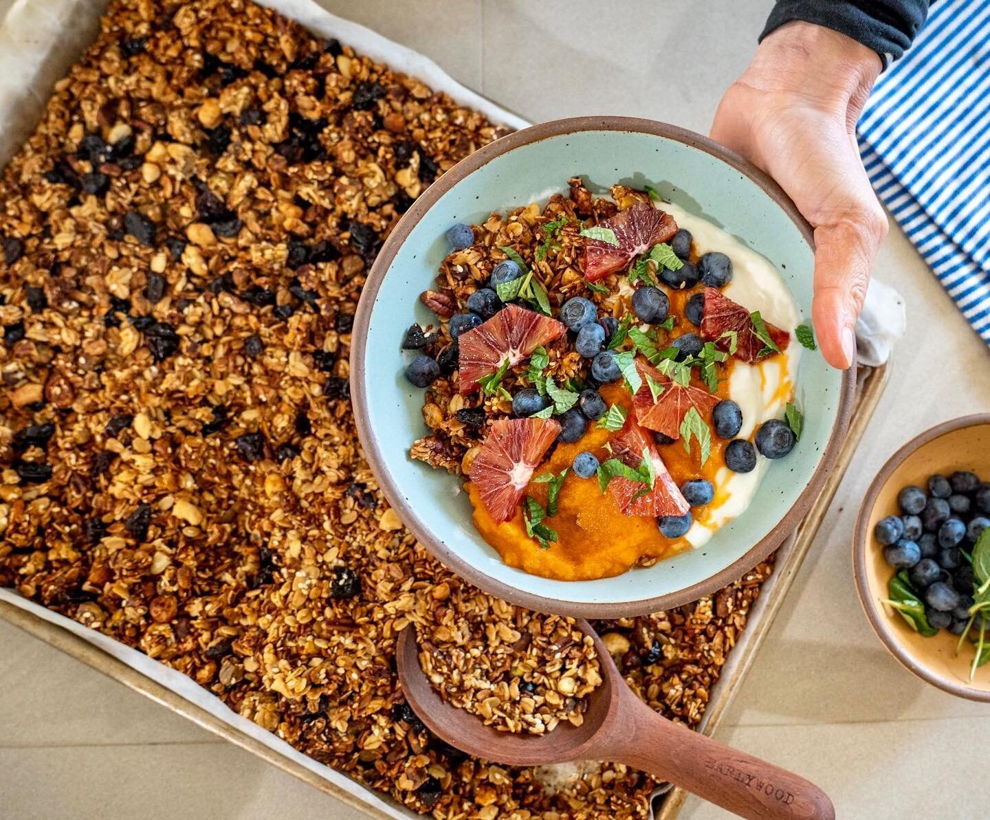 Copycat meal from one of my favorites in New Orleans: @mollysriseandshine 🙌🏼.

Granola bowl with yogurt, berries, citrus, mint and carrot marmalade. 
&bull;
The granola recipe is Miso Maple on Hazel&amp;Blue - check it out 😋.