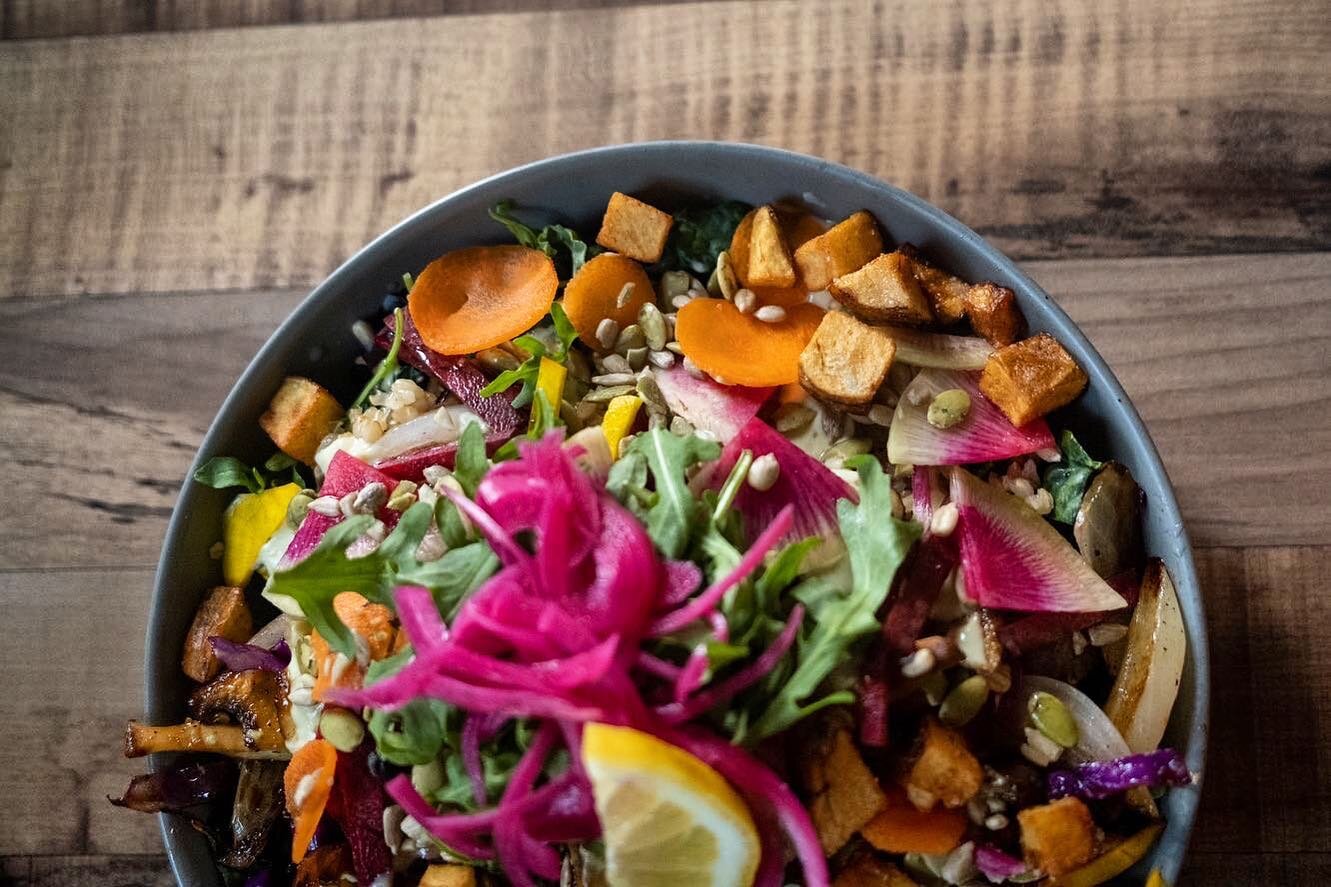 Always seeking out colorful &amp; flavorful eats 🌈🙌🏼.
&bull;
We were in Montana last week and had a great meal @suzettesorganics.
&bull;
I had the Bitterroot Bowl:
Power greens
Roasted potatoes
Brown rice
Beets, radish, carrots
Roasted veggies
Gri
