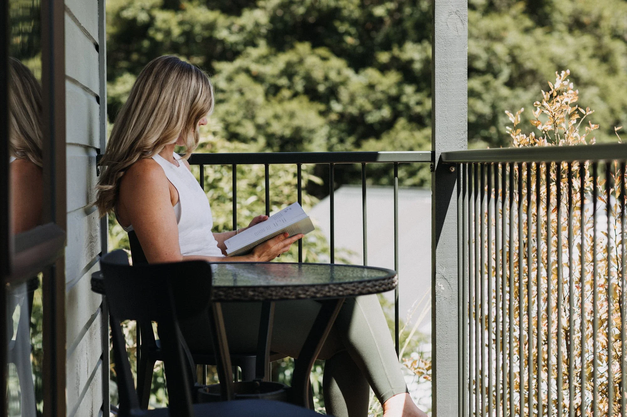 MaruiaRR_Villas_WomanReading_EmilyRaftery_Summer.jpg