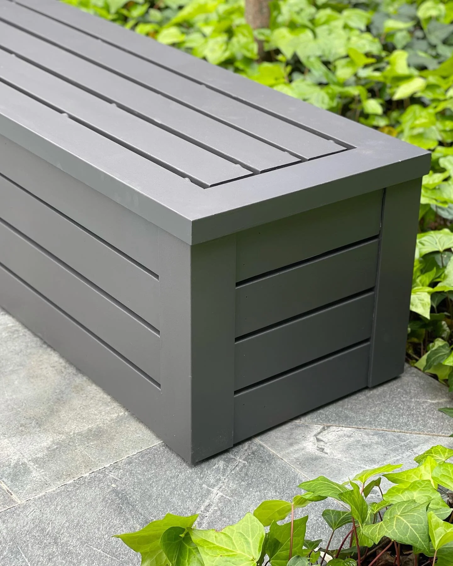 Detail shot! 📸 🍃

Timber: @woodhousetimber #weatherproof 

Colour: @duluxaus #monument