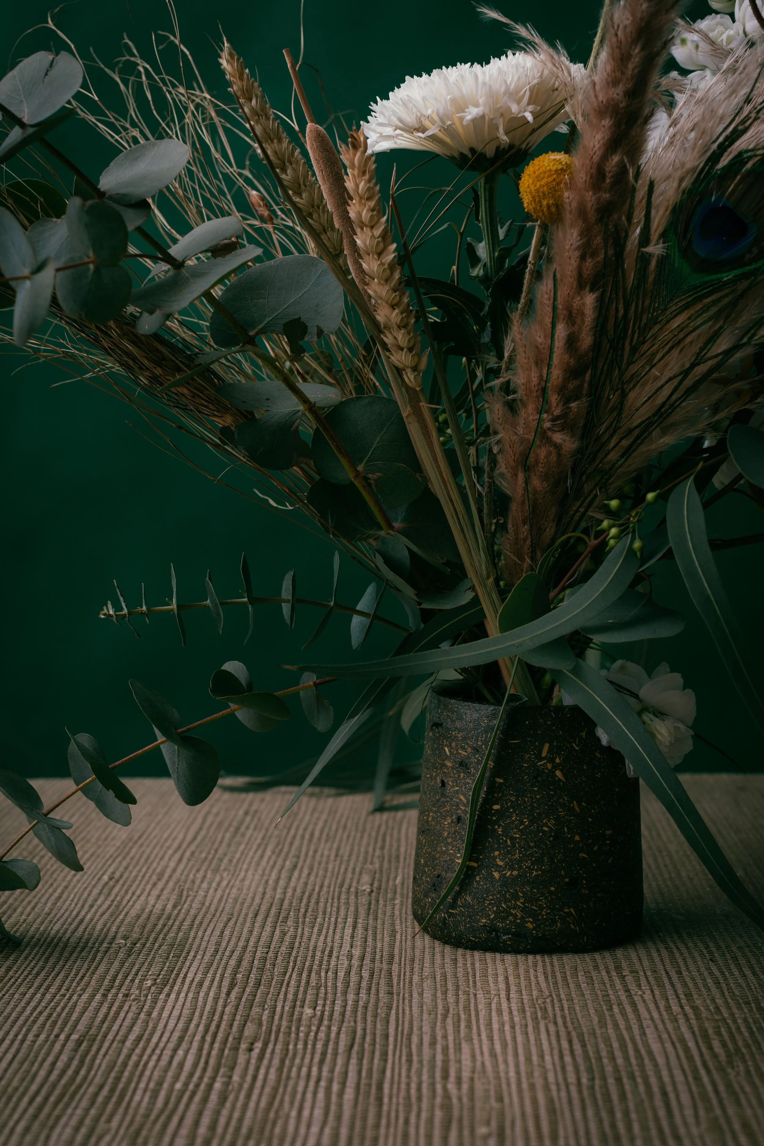 FLORISTRY by ART OF LIVING 母親節全新Mother Nature乾花花束（售價港幣$640及獨家尤加利及綠葉花瓶(售價港幣$630)_close up.jpg