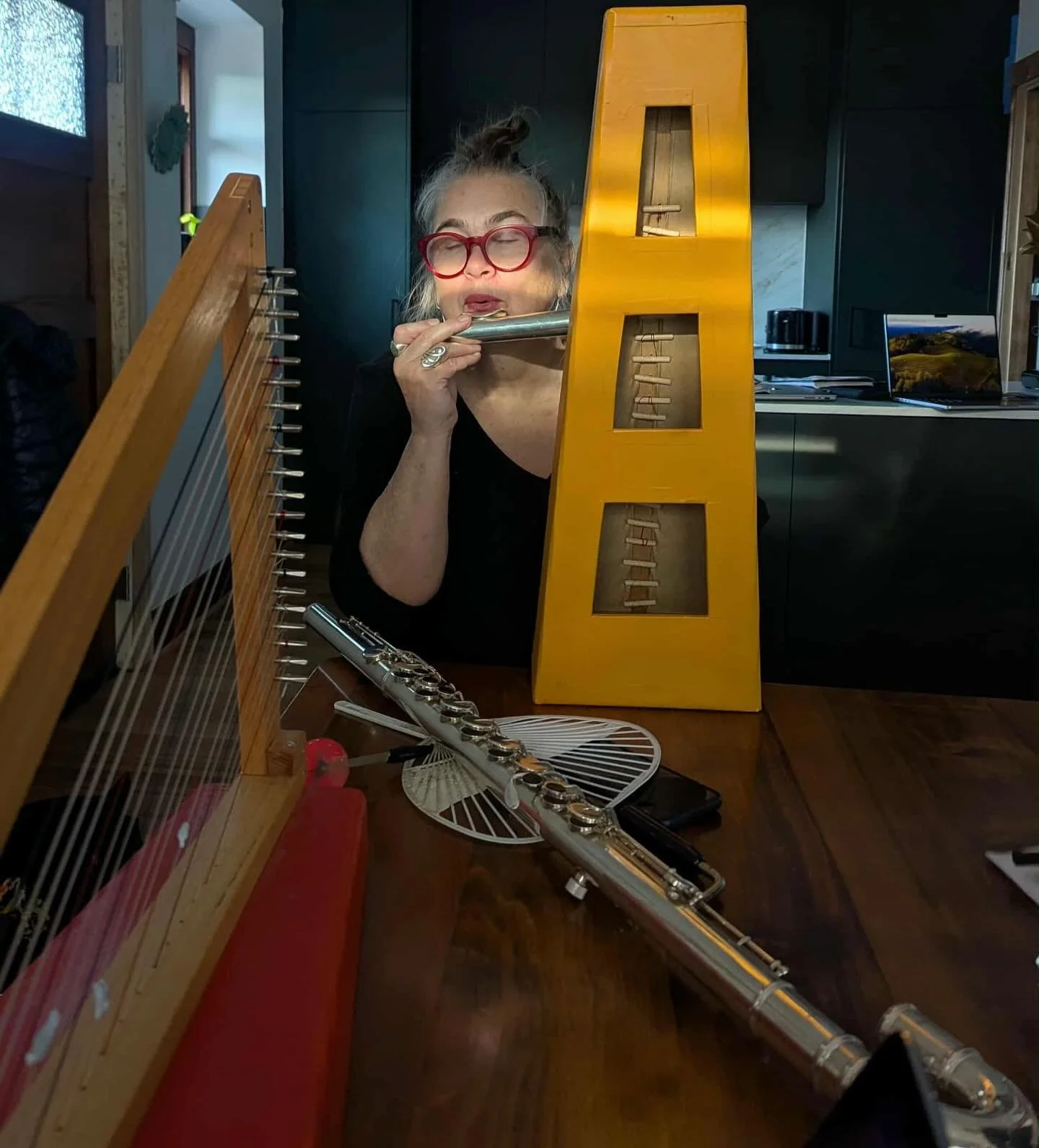 Workshopping a new piece for @decibelnewmusic by @marydoumany, funded by the @digiscoreerc project. &quot;Up Against the Veil&quot; for viola, bass flute,
percussion, voice, electronics as well as Mary's amazing cardboard harps.📷 @psiborg112