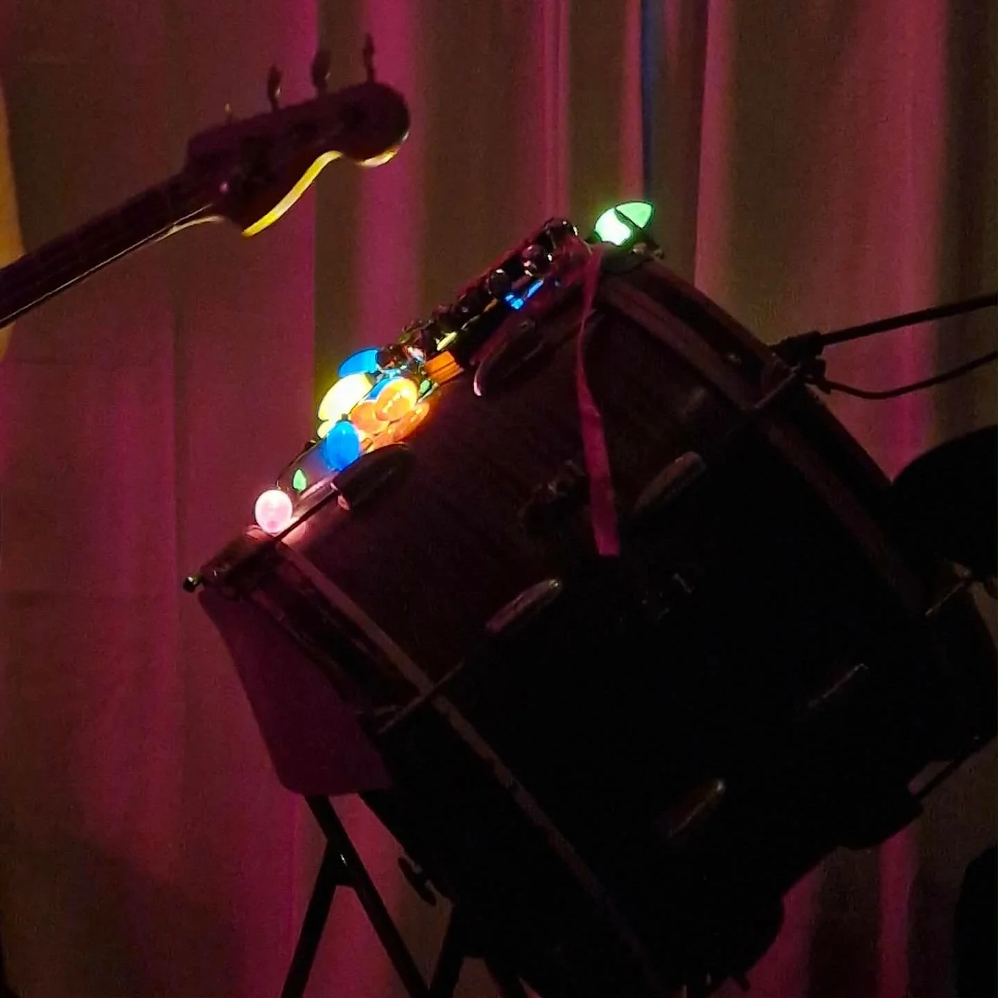 Happy New year to my dear friends and collaborators close and far! Playing music with friends was a great way to see out the year, thanks to @diodemusic @ghstdrms 📷 @karlockelford