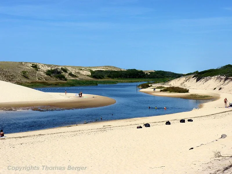 A particularity of the region is that many of the rivers have difficulties reaching the ocean because they are blocked off by the sand dunes. As a result, a number of lakes has formed behind the coast line.