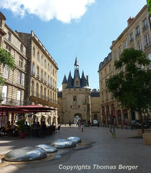 Bordeaux is a very beautiful city with an abundance of impressive architecture and art work. Although the streets are generally narrow and there is not a lot of green between the buildings, the many charming plazas and street cafes enrich the city in their own way.