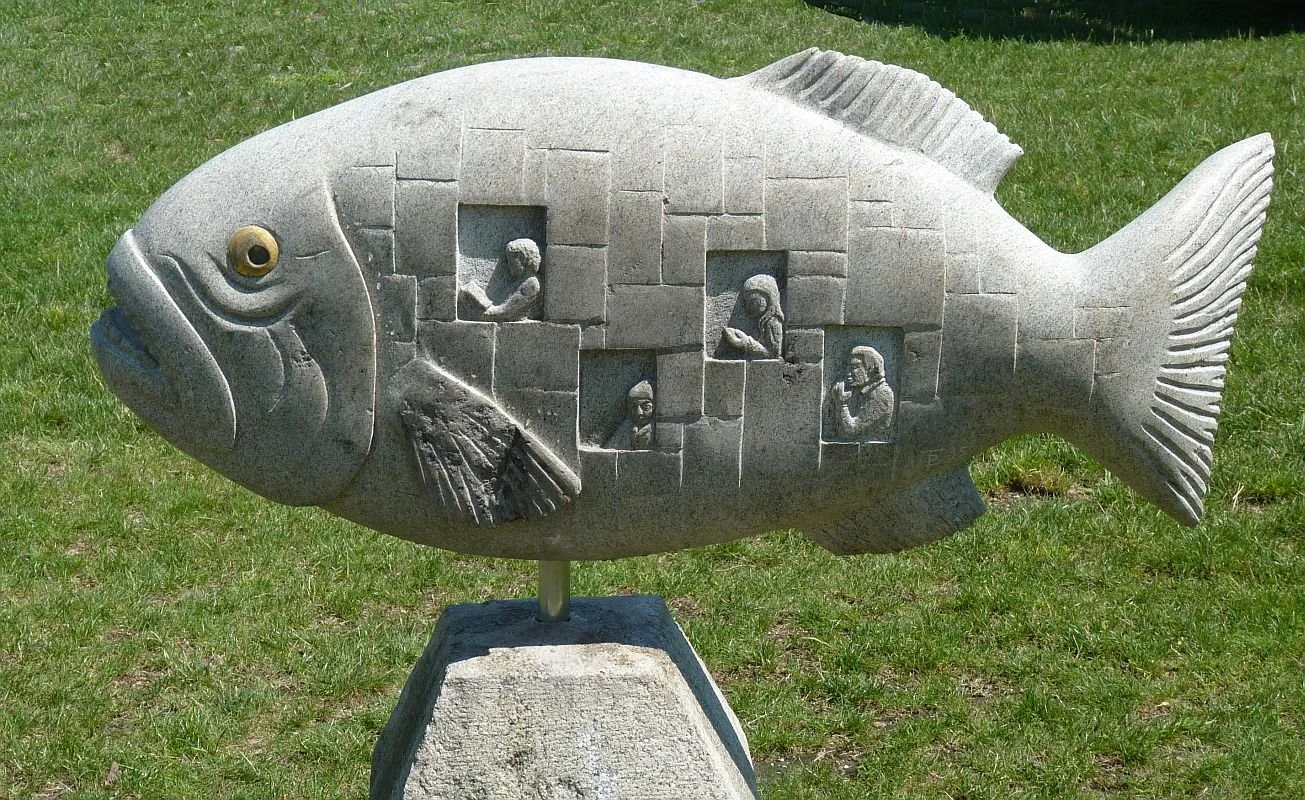 'Fish with Travellers' 2016, granite and goldleaf
