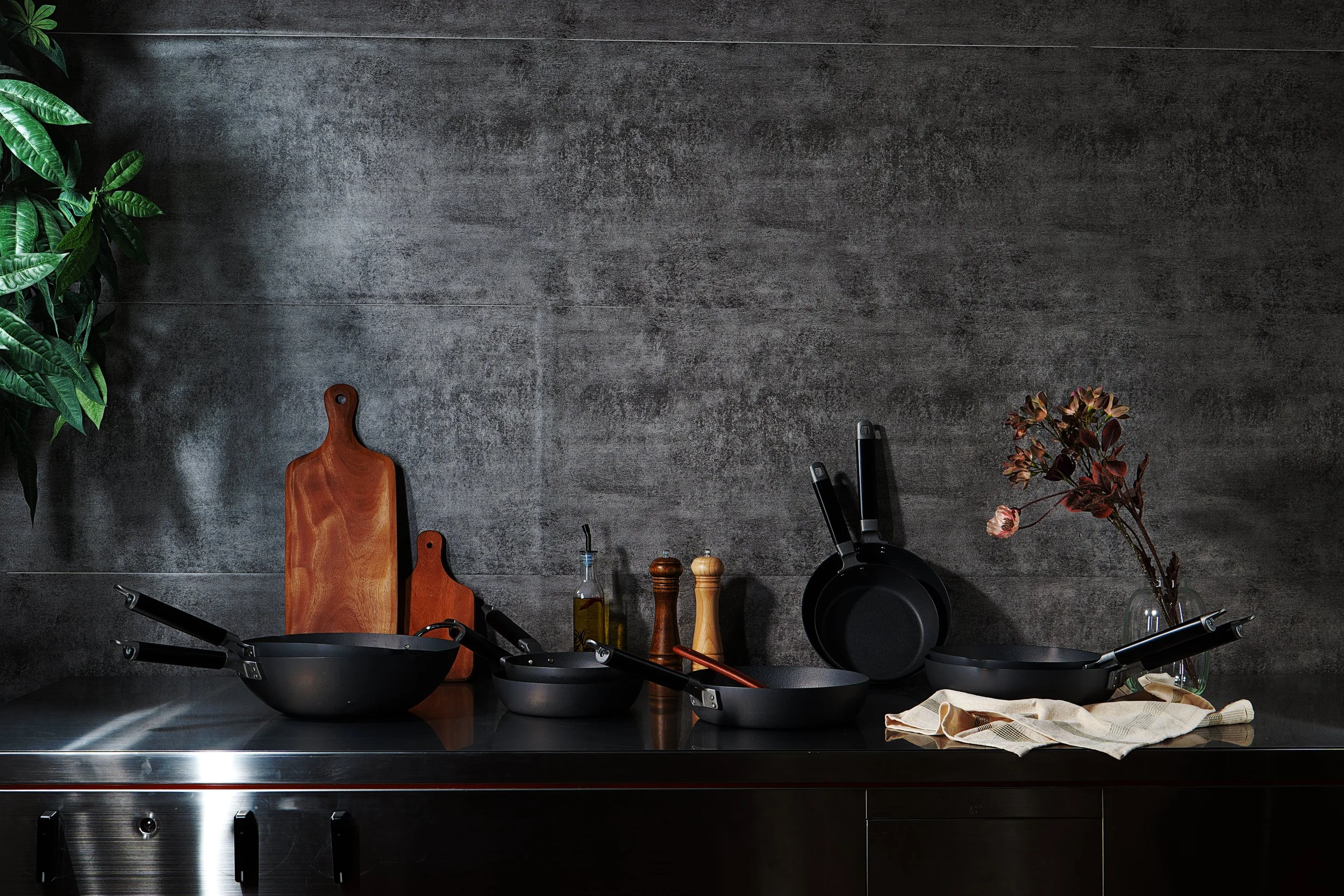 Discover the Innovation Behind the Pearl Life Wok: The Nitride-Coated Fiber-Lined Iron Pan Made in Japan