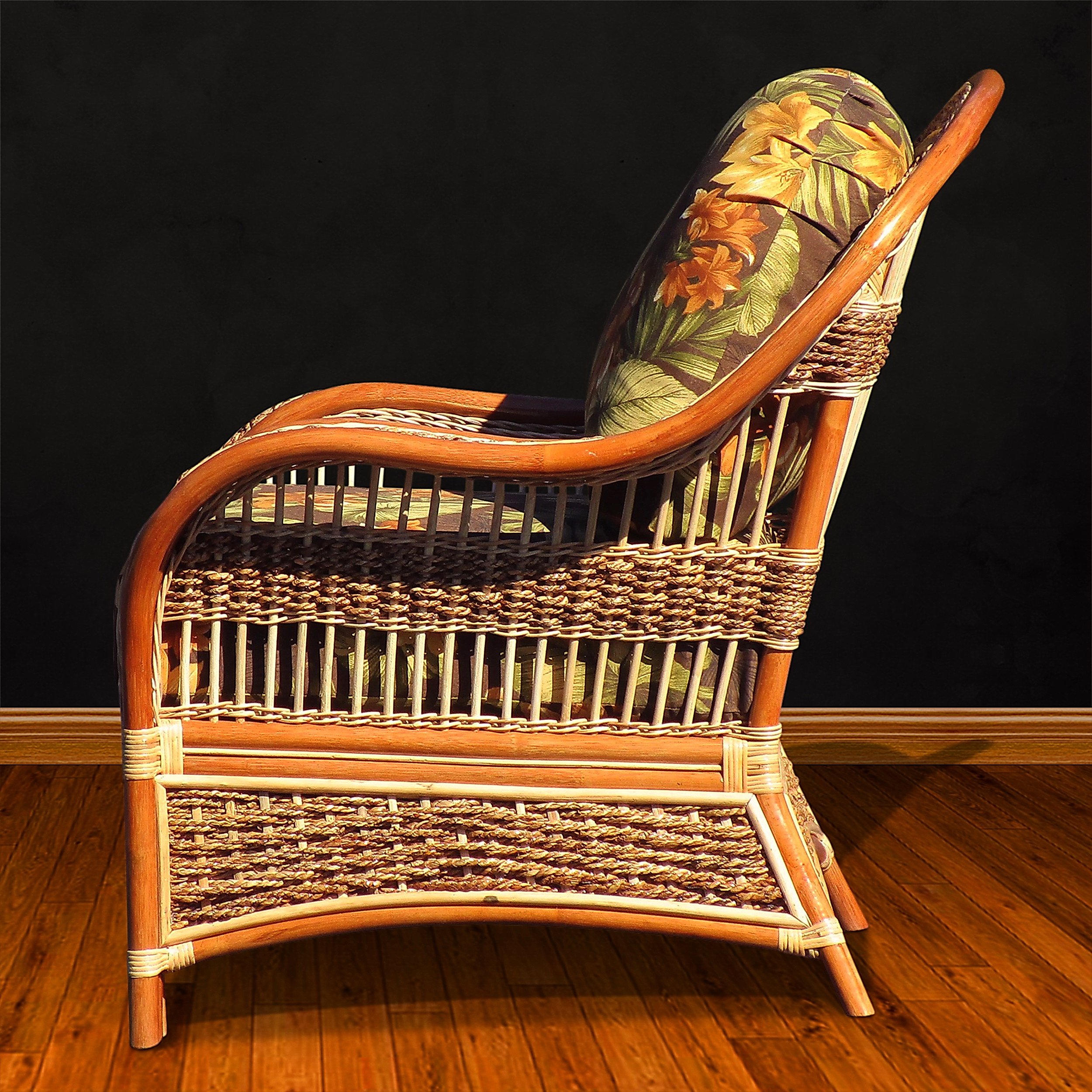 SI ARMCHAIR BROWN  01 UPGRADE BLACK WALL.JPG