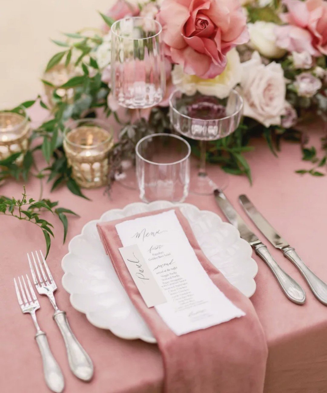 Make a statement with scalloped plates for your Spring wedding! 🍽️ 🌷

Image/Trend via @theknot