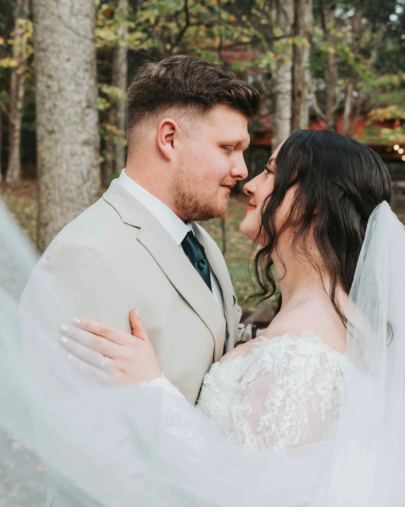 Beautiful, fall weddings in the woods > everything else. 🍁💍✨ We're reminiscing about the Philpott's beautiful ceremony this past October. 

🤵 @jeff_philpott3330 
👰 @kaylee.philpott 
📸 @stephanieflock_photography 

#merryledgesweddings #weddin