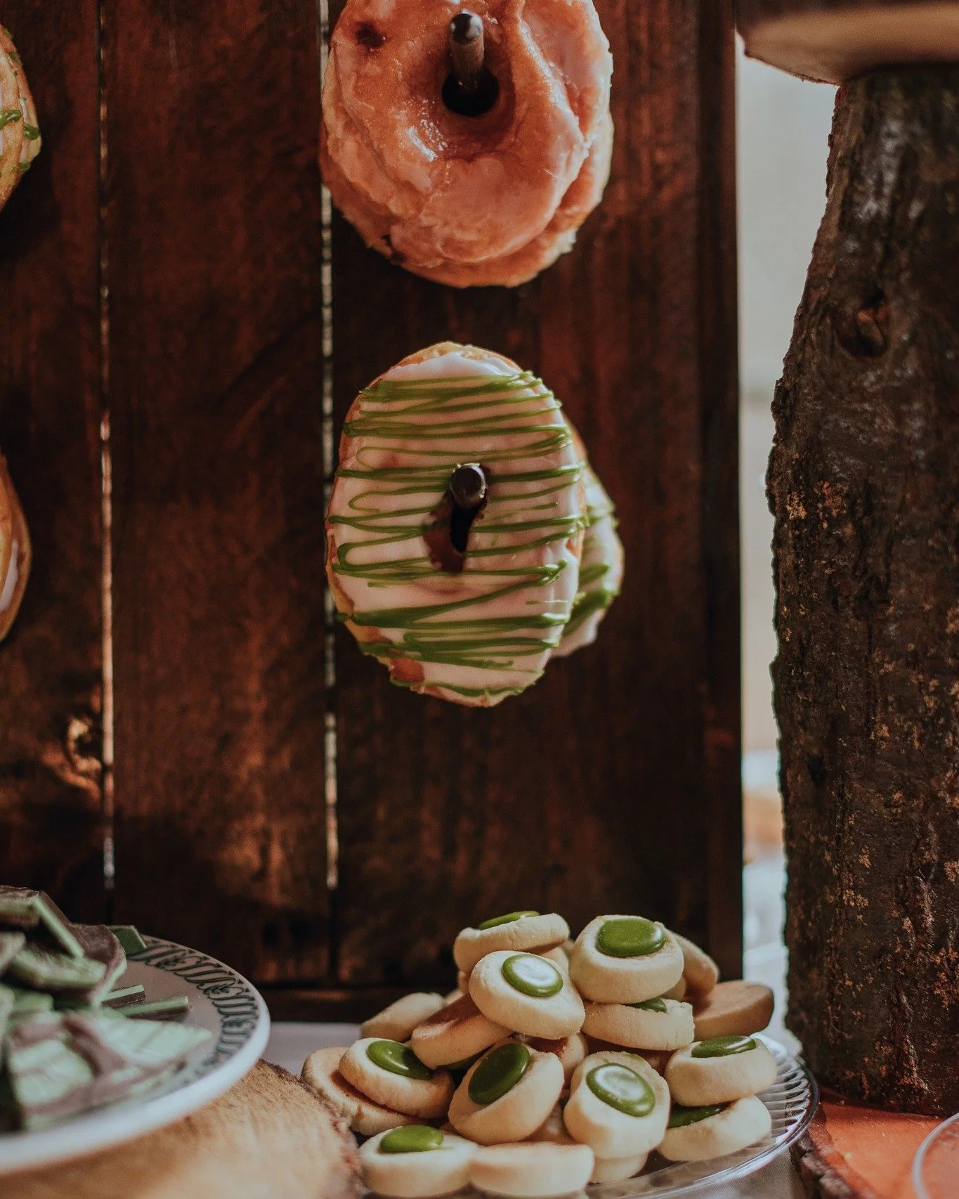 A sweet treat hates to see us coming... 🍩🍴😋 Whatever you decide to serve at your wedding, we're sure to love it!

📸 @chandlerrosephoto 

 #midwestweddingvenue #desserttable #sweettreats