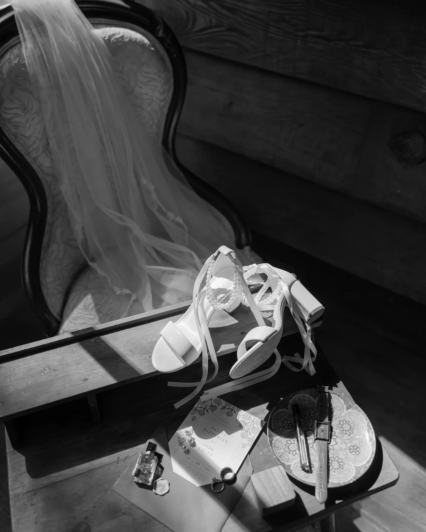 Taking the big step in beautiful shoes...👠✨❤️ 
When it comes to a wedding day, beauty can be found in the small details. Like the choice of a veil, garter, and jewelry (and the shoes ofc). 

📸 @lilyfloweredit 

#merryledgesinthewoods #detailshot #a