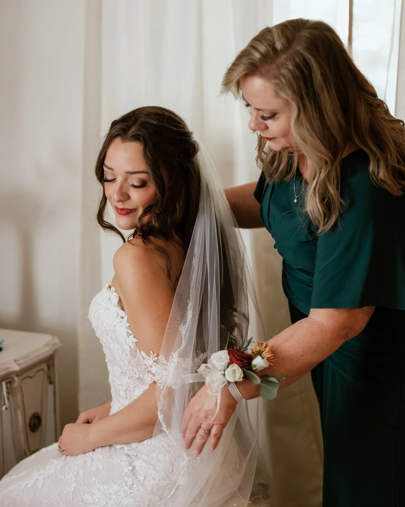 We're not crying, you are!..🥹💗✨ Reminiscing of Olivia and her mom getting ready for her big day. These are some of the moments you'll never forget (and that we won't either).

👰&zwj;♀️ @olivia.j_smith 
📸 @lilyfloweredit 

#gettingreadyforthebigda
