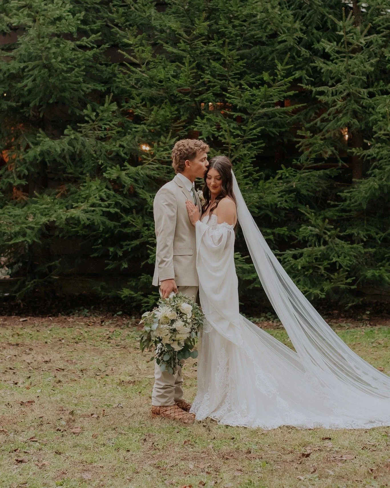 We're still pining over the Breeden's wedding photos...🌲💖

👰&zwj;♀️ @kabrin.breeden 
🤵 @kendon__breeden 
📸 @dirtroaddesigns_

 #brideandgroom #fallwedding #midwestweddingvenue