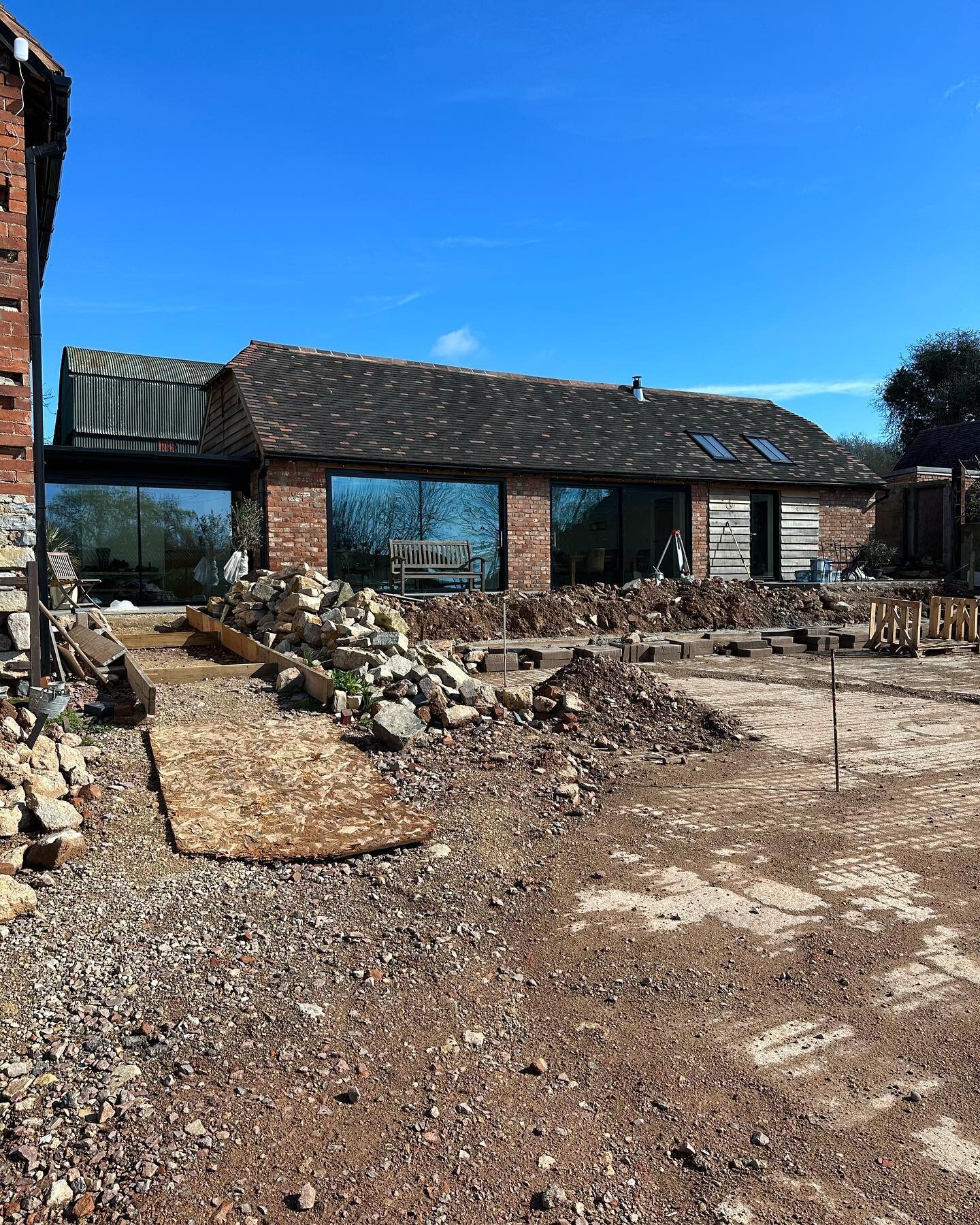 Landscaping works commencing this week on this barn conversion/extension project 😍

#barnconversion #planningpermission #architecture #homeextension #construction