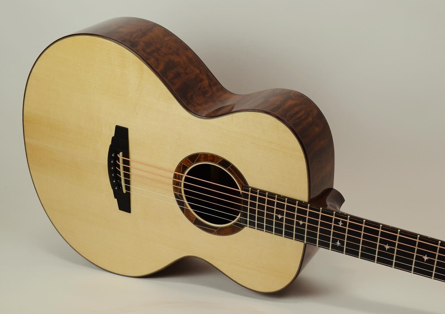 Baritone 17&rdquo; Jumbo
-
The Tree mahogany, Adirondack spruce top, X-braced with 3 tone bars.  Very &ldquo;piano-like&rdquo; low end tone; the clarity/focus of the low B string is really something!  Some very interesting overtones in the higher reg