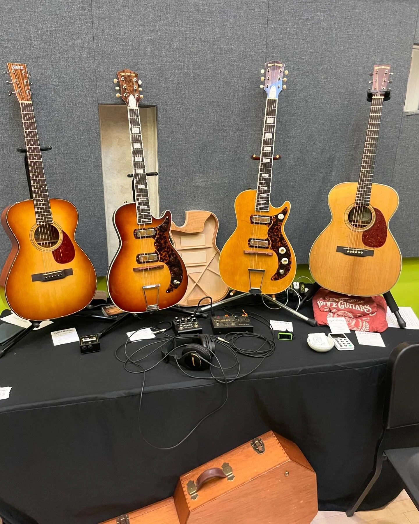 I didn&rsquo;t have time to take studio pictures of these, but here&rsquo;s what made it to Chicago:
-
0-18 style build, short scale, sunburst, marquetry purfling, Adirondack/mahogany 1 3/4&rdquo; nut
-
Jayne, for @tac.guitar , wide nut and bridge sp