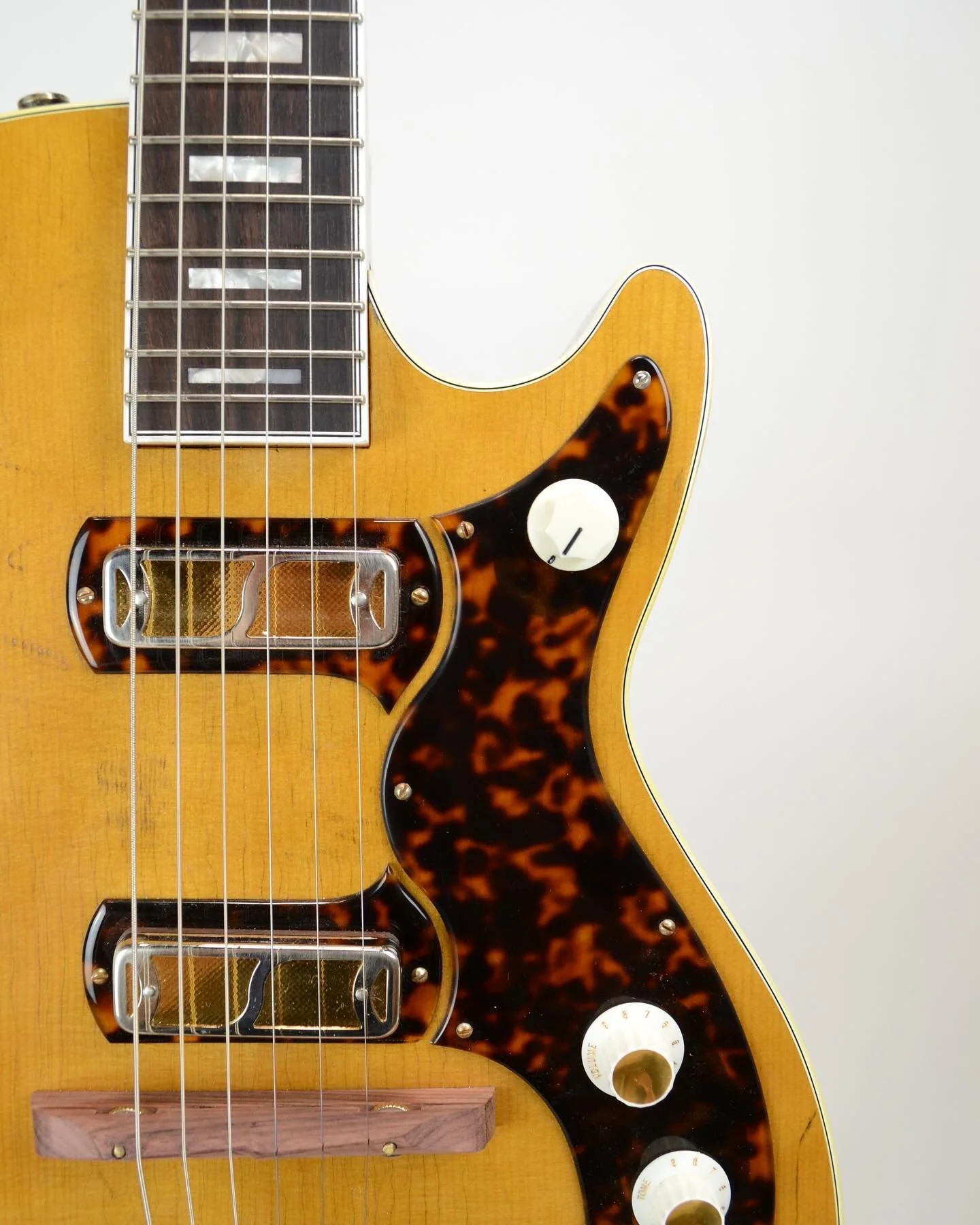 The Jayne custom built for Tony @tac.guitar ❤️❤️❤️
-
This one got a lot of love at the @fretboardsummit everyone seemed to like the wide nut and wide bridge spacing - which was a bit of a surprise to me! (1 3/4&rdquo; nut width; and 2 5/16&rdquo; bri