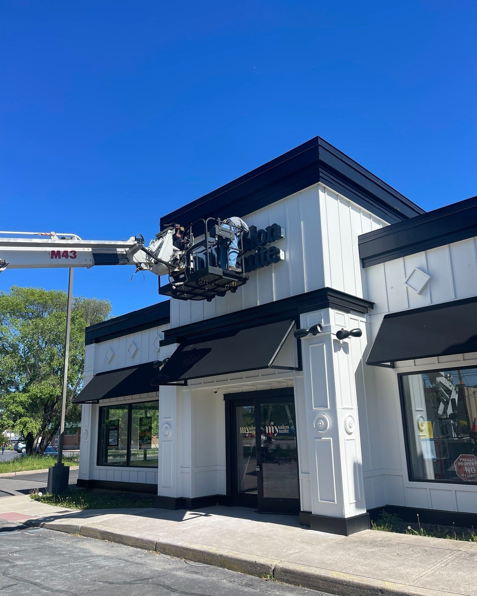 Big things are happening at My Salon Suite Stroudsburg! 

We wanted to share an update about our ongoing project in Stroudsburg.  This week we had new exterior signage installed and it looks great!  We are putting the finishing touches on the space a