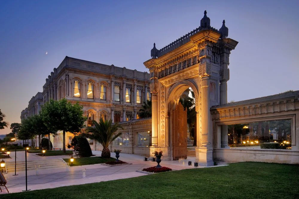 Il molo di marmo del palazzo Çırağan in Istanbul