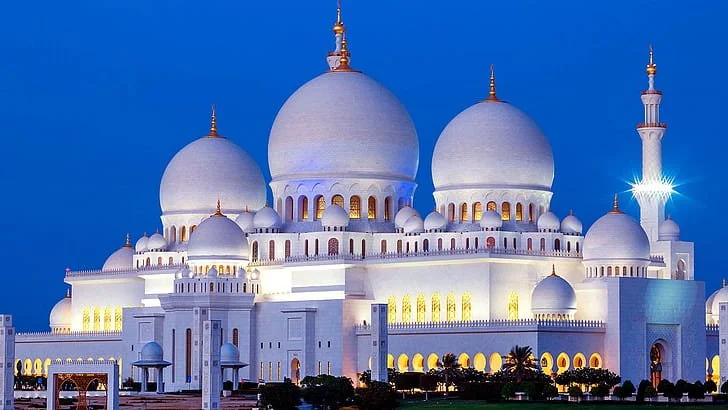 The majestic Grand Mosque of Abu Dhabi