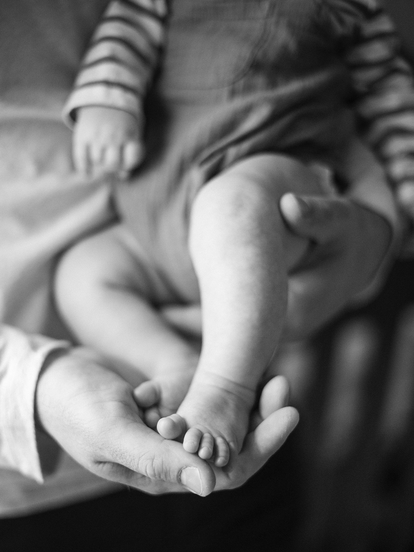 The tiniest little piggies 🥹🥰
&bull;
Overjoyed to meet Dorothy and Mike&rsquo;s precious boy David a few weeks back. First I documented their COVID wedding, and now I get to document their growing family!! I friggin&rsquo; love my job 🥰
&bull;
&bu