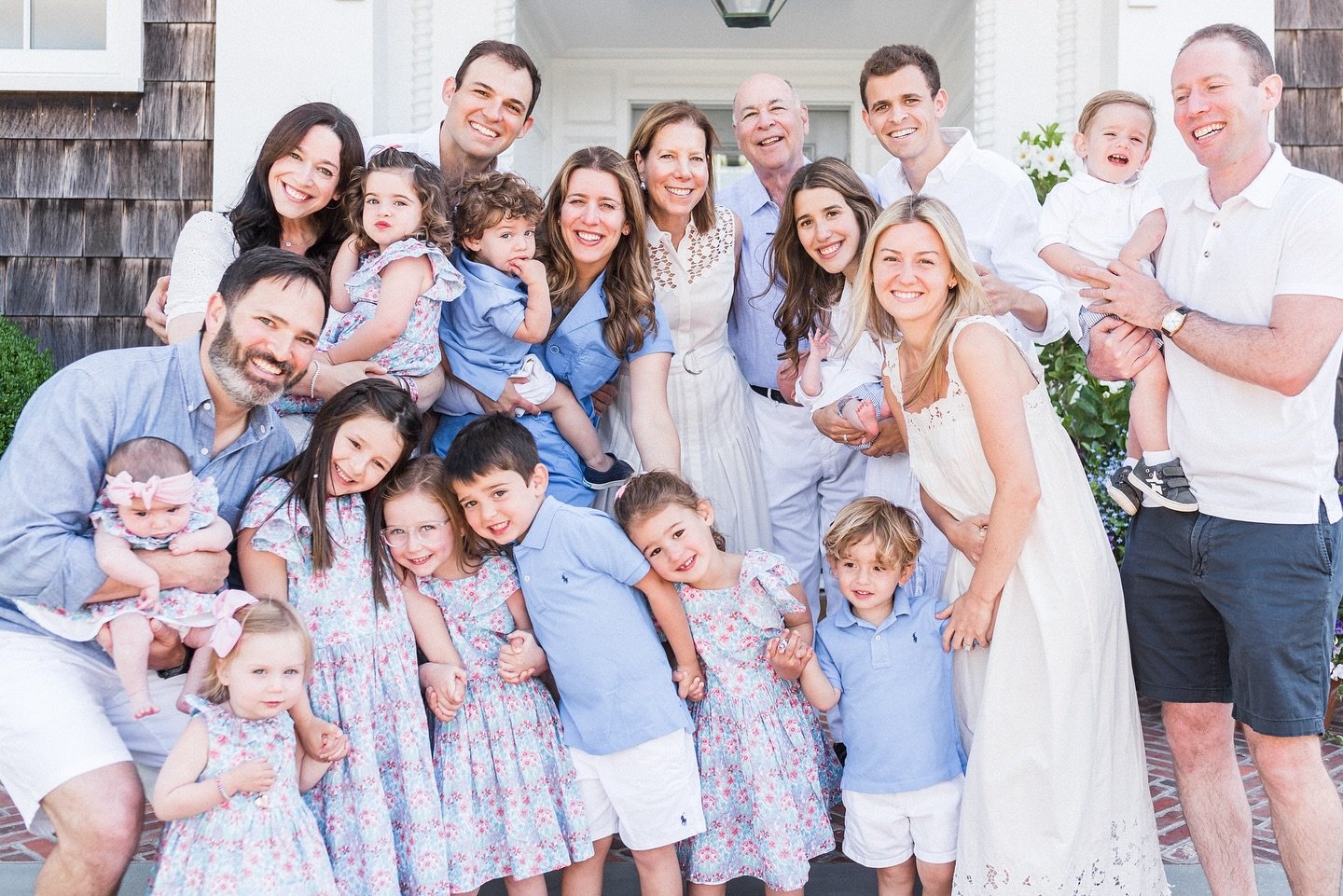 &ldquo;Ok, everybody squeeze in and pretend like you love each other!!&rdquo; 😜😂🥰
&bull;
When it comes to family sessions, the more the merrier, amiright?? I love these big family moments when everyone is all together, I can&rsquo;t wait for more 