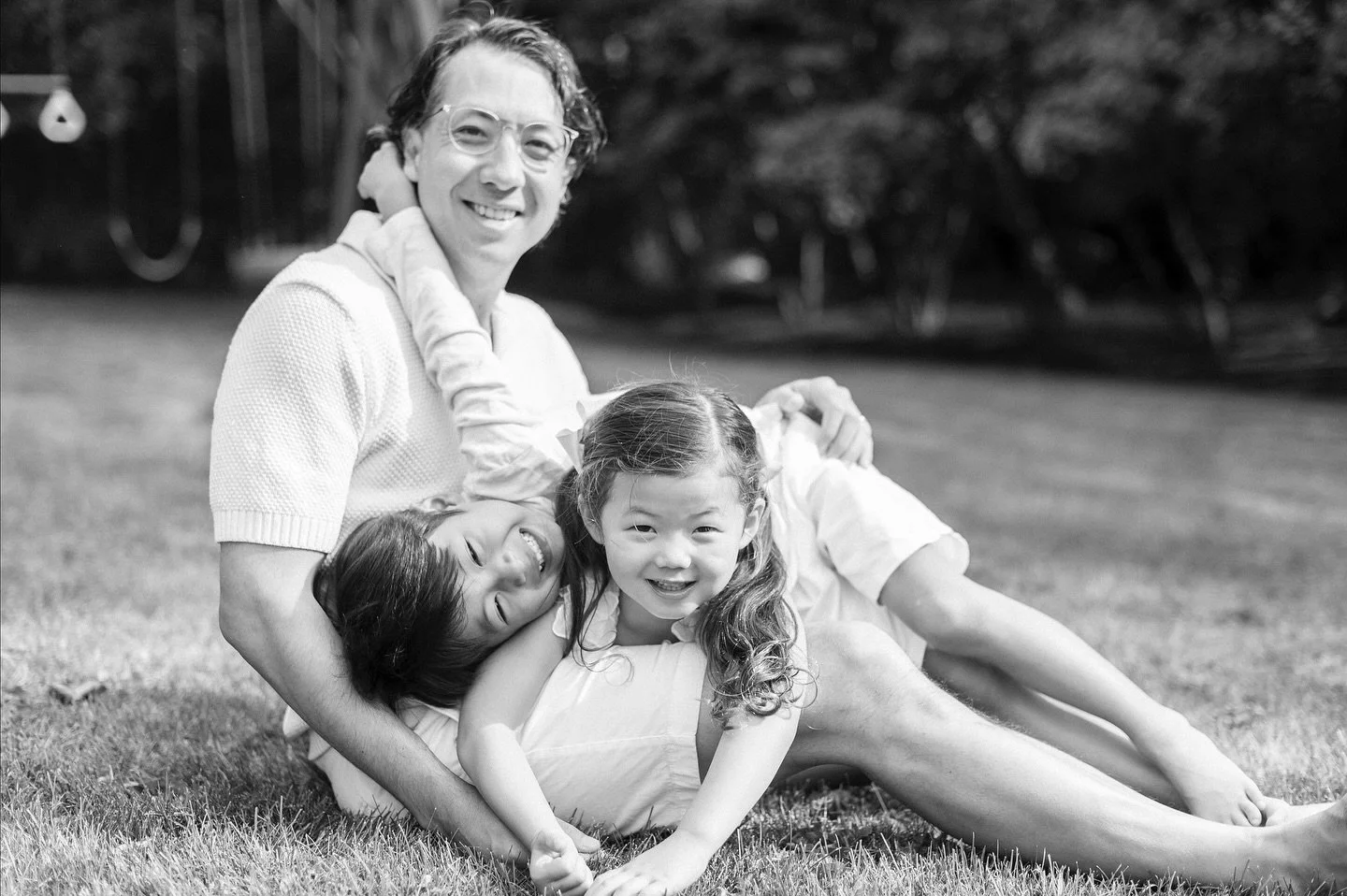 Dog piles on Dad 😂🥰
Can&rsquo;t believe how fast summer has flown by, we&rsquo;re only 10 days away from Labor Day?? Gotta make sure to soak up every last minute while we still can 💕💕💕
&bull;
&bull;
#jeanhodgensphotography #familyphotography
 #h