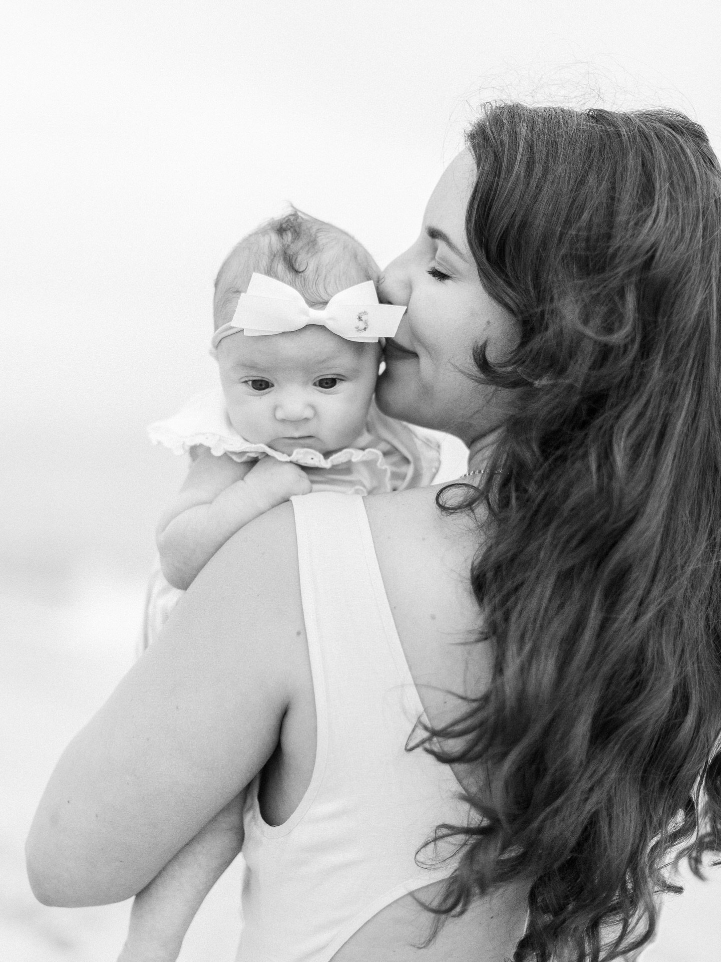 Sweet snuggles with baby 🥰💕
&bull;
&bull;
#jeanhodgensphotography #familyphotography
 #hamptons #hamptonsphotographer #hamptonsfamily #photographer 
#familyphotographer #montauk #easthampton #southampton #sagharbor #beachlife #lifeisgood #clickinmo