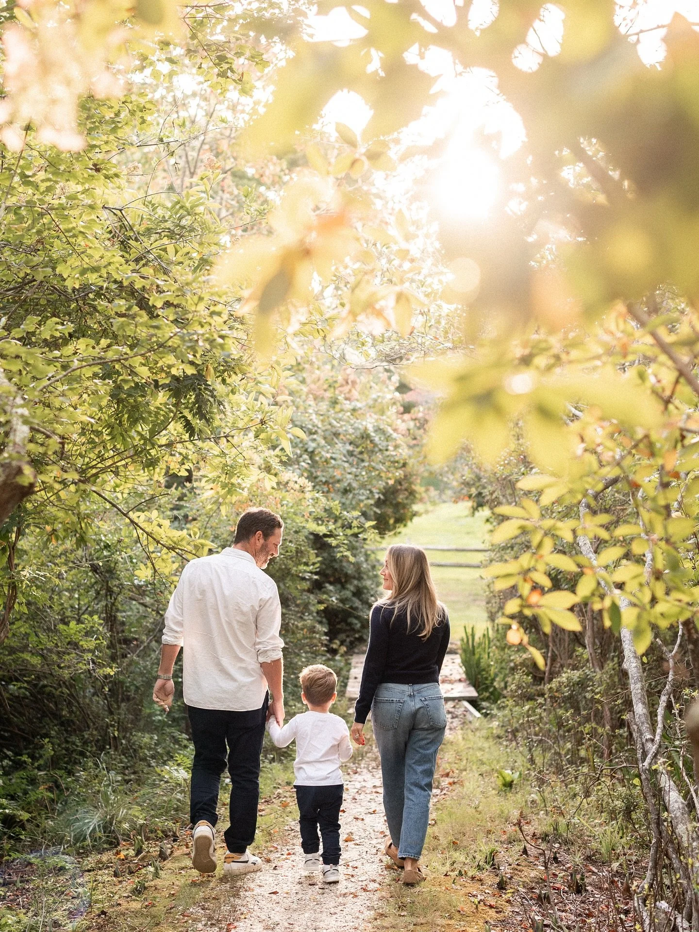 Fall is my absolute favorite time of year, I love the changing colors and getting to wear cozy clothes! Don&rsquo;t forget to book your fall family session and take advantage of the best season out East 🍁❤️🍂
&bull;
&bull;
#jeanhodgensphotography #f