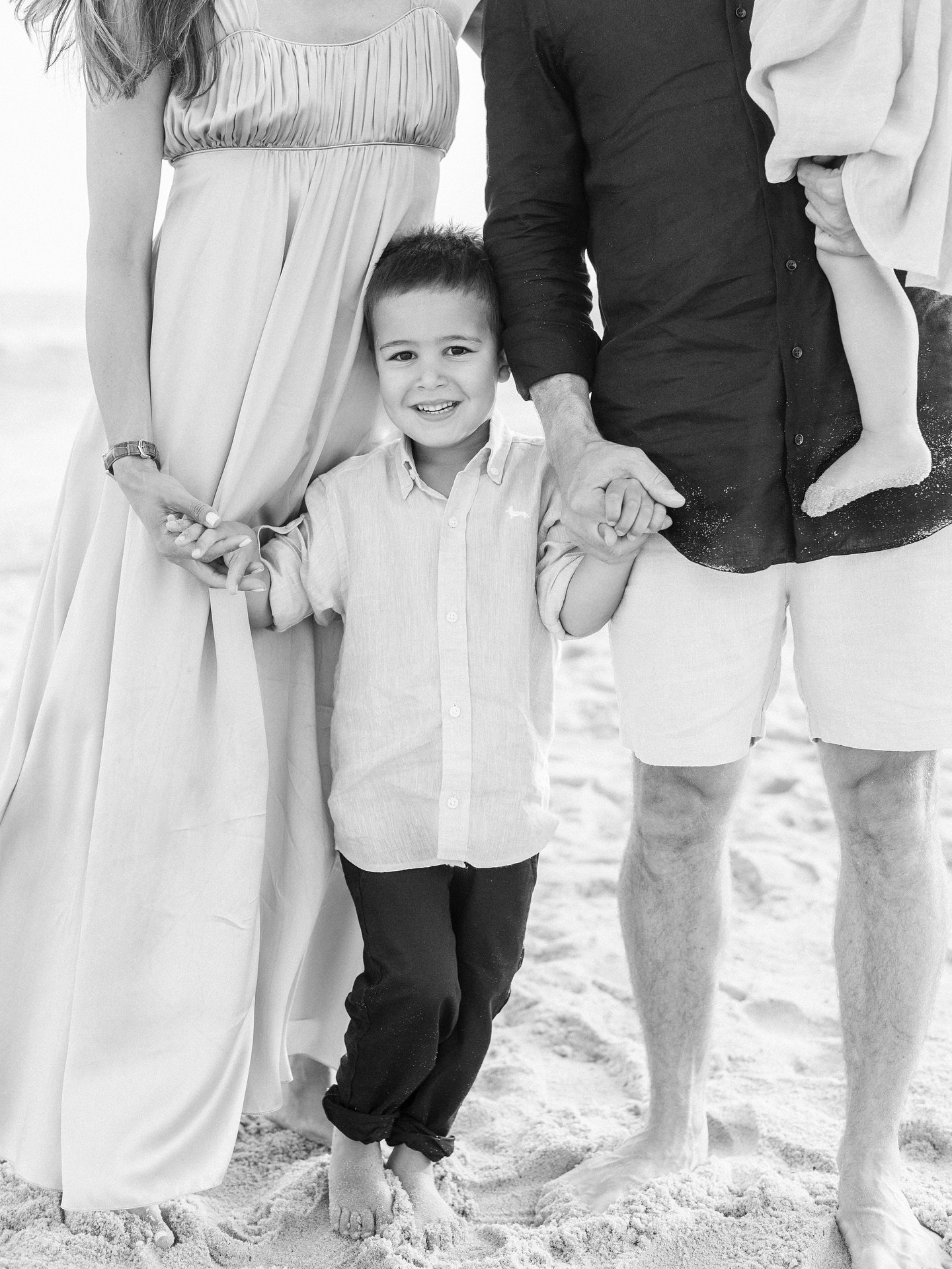 Sweet moments with the Conway Family 🥰💕🌊
&bull;
&bull;
#jeanhodgensphotography #familyphotography
 #hamptons #hamptonsphotographer #hamptonsfamily #photographer #fallfamily #familyphotoshoot 
#familyphotographer #montauk #easthampton #southampton 