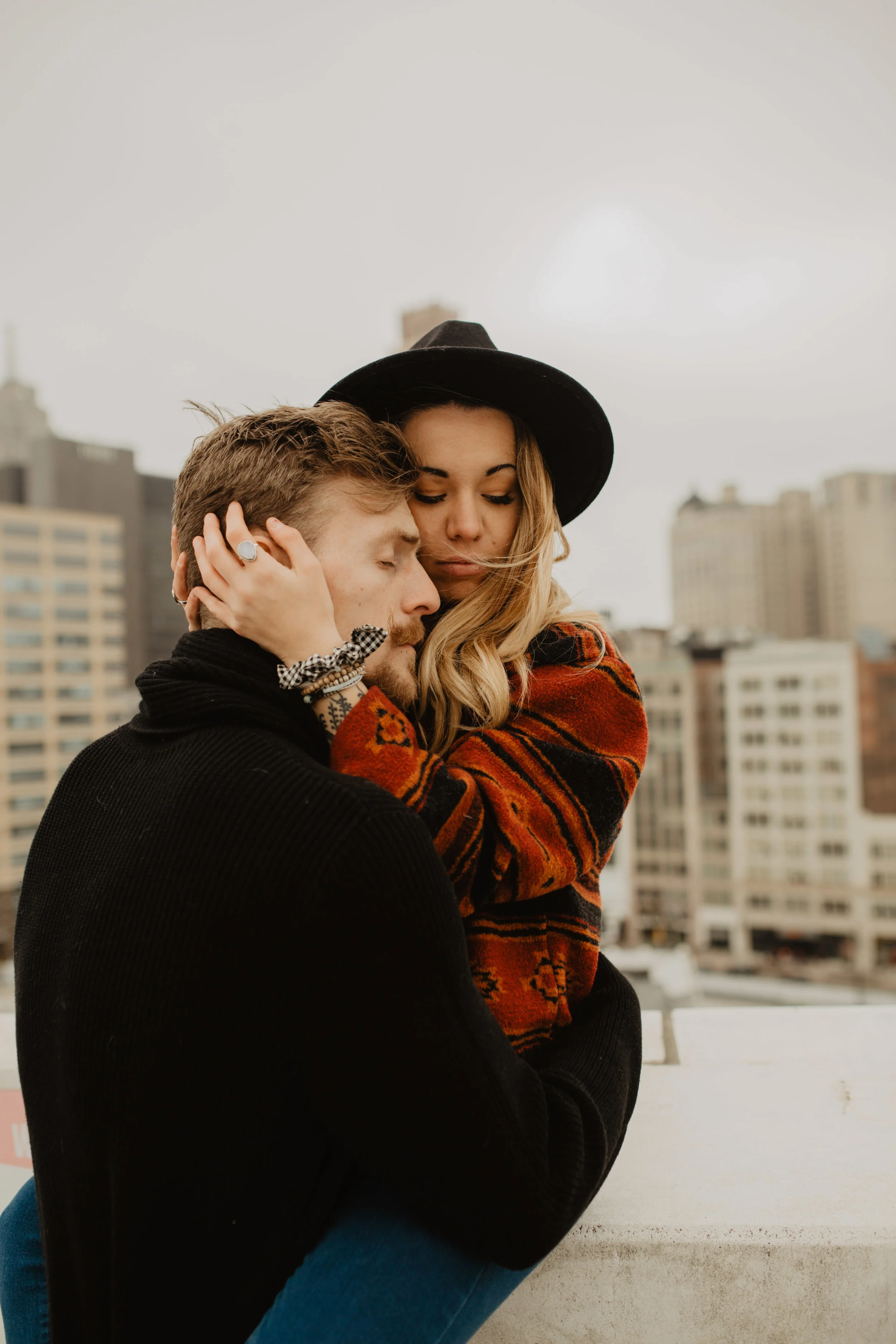 skyline-dowtown-detroit-couple-session