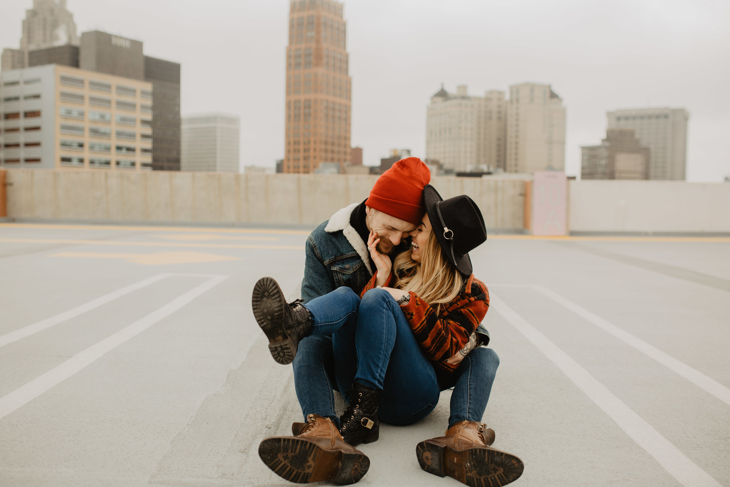 dowtown-detroit-skyline-couple-session