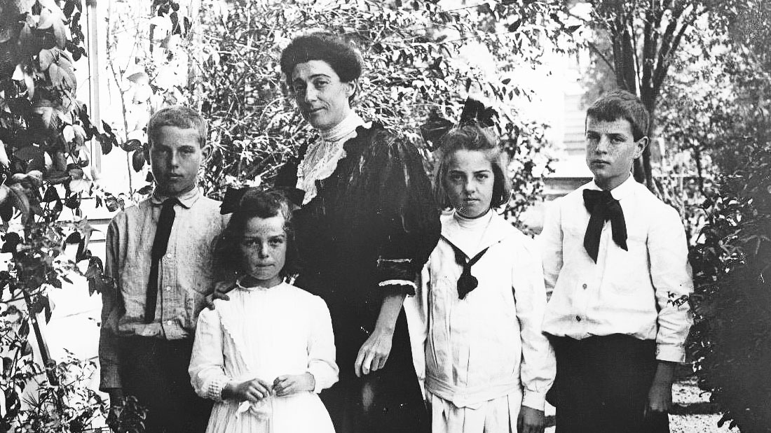   IN BERKELEY, CA 1909. (L-R) AMOS, ISABEL, MOTHER ISABELLA, CHARLOTTE AND THORNTON WILDER (AGE 12)  