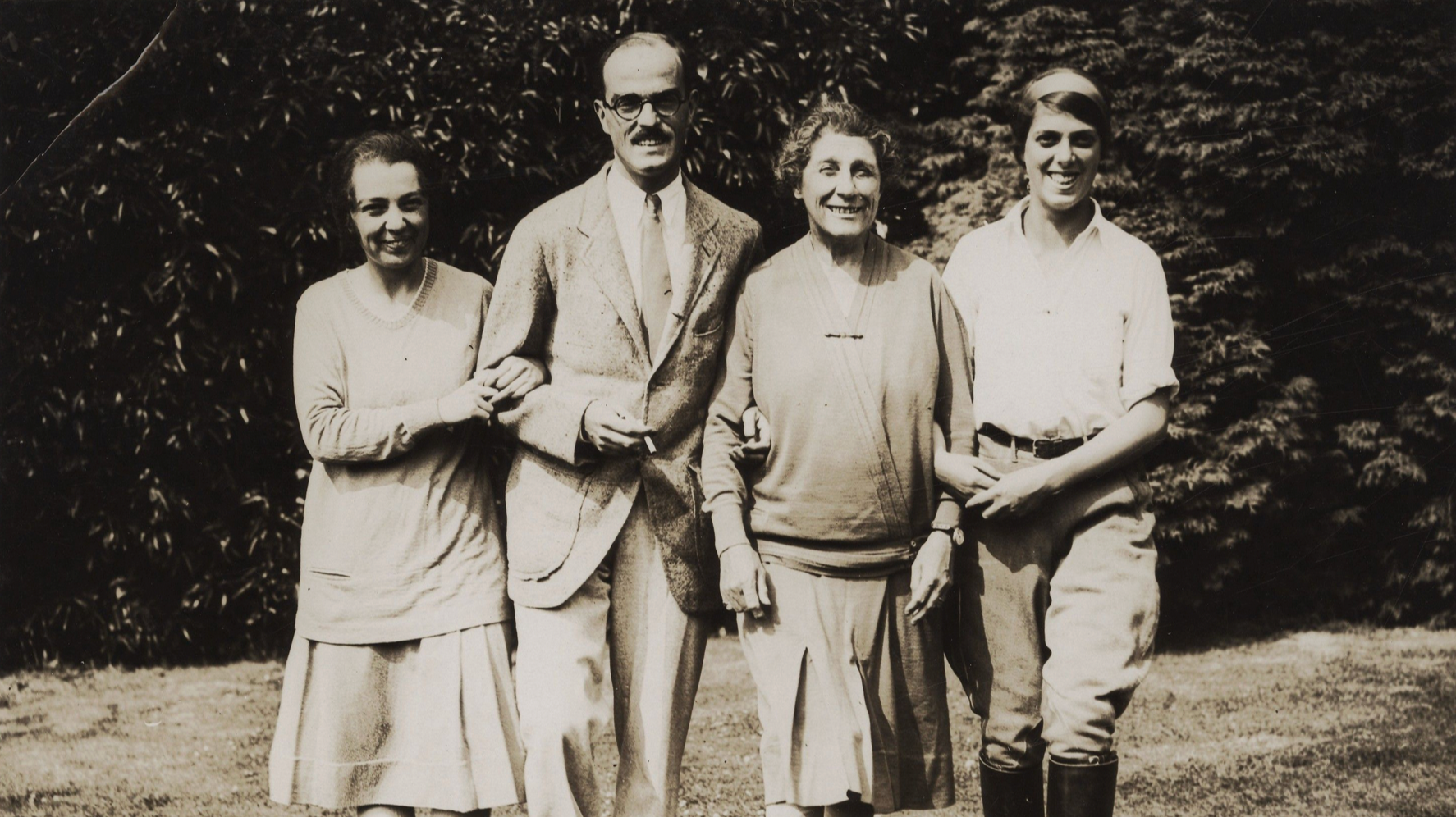   CHARLOTTE, THORNTON, ISABELLA AND JANET WILDER IN SURREY 1928  