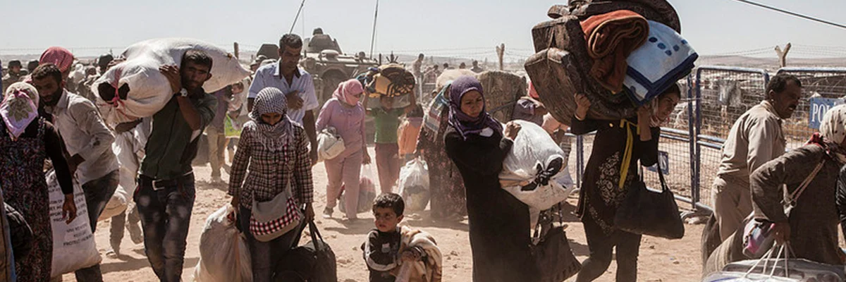 Syrian Kurdish refugees cross into Turkey from Syria, near the town of Kobani. ©UNHCR / I. Prickett